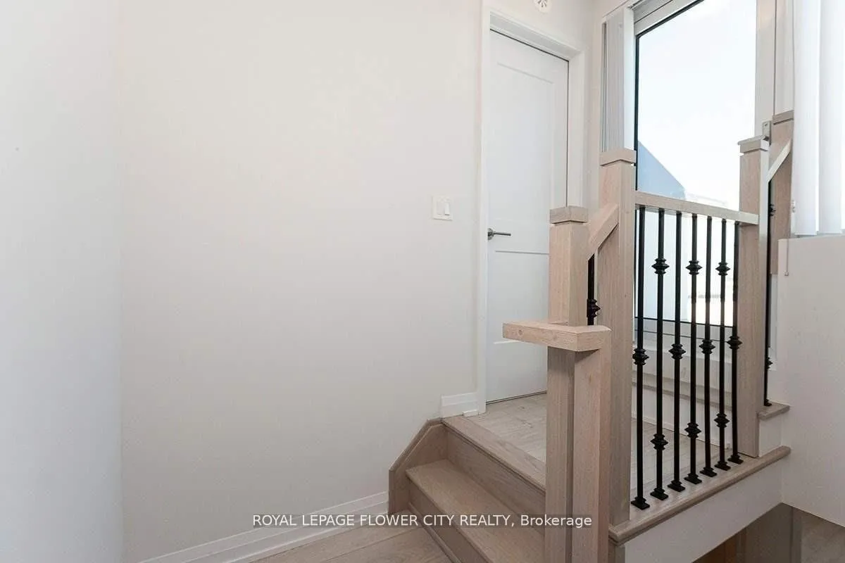 Photo 5 of Unit TH06, 1010 Portage Parkway, Vaughan, Concord — HOMEH