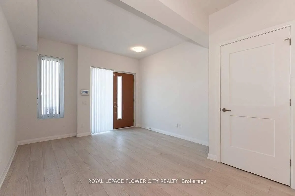 Photo 8 of Unit TH06, 1010 Portage Parkway, Vaughan, Concord — HOMEH