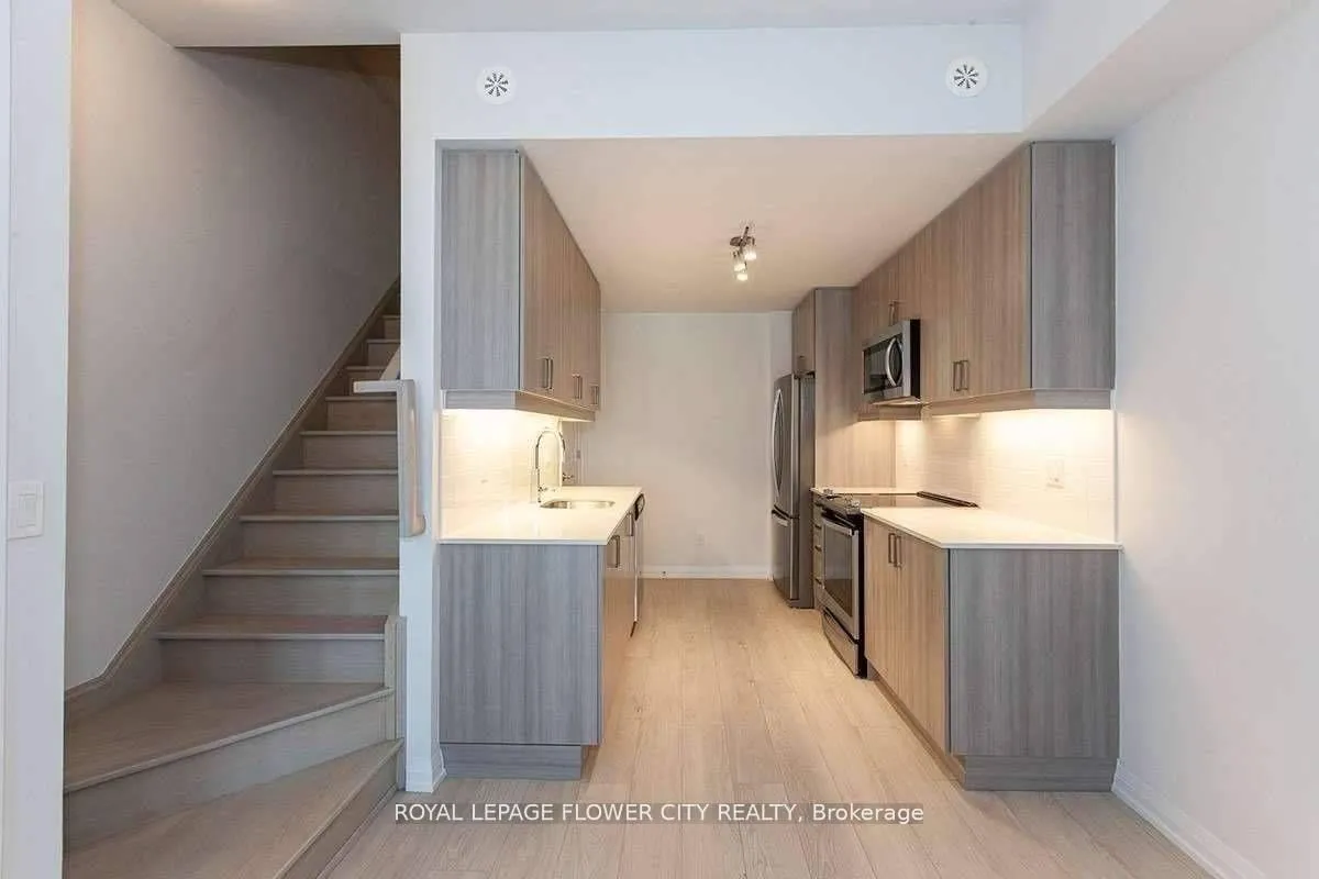 Photo 9 of Unit TH06, 1010 Portage Parkway, Vaughan, Concord — HOMEH