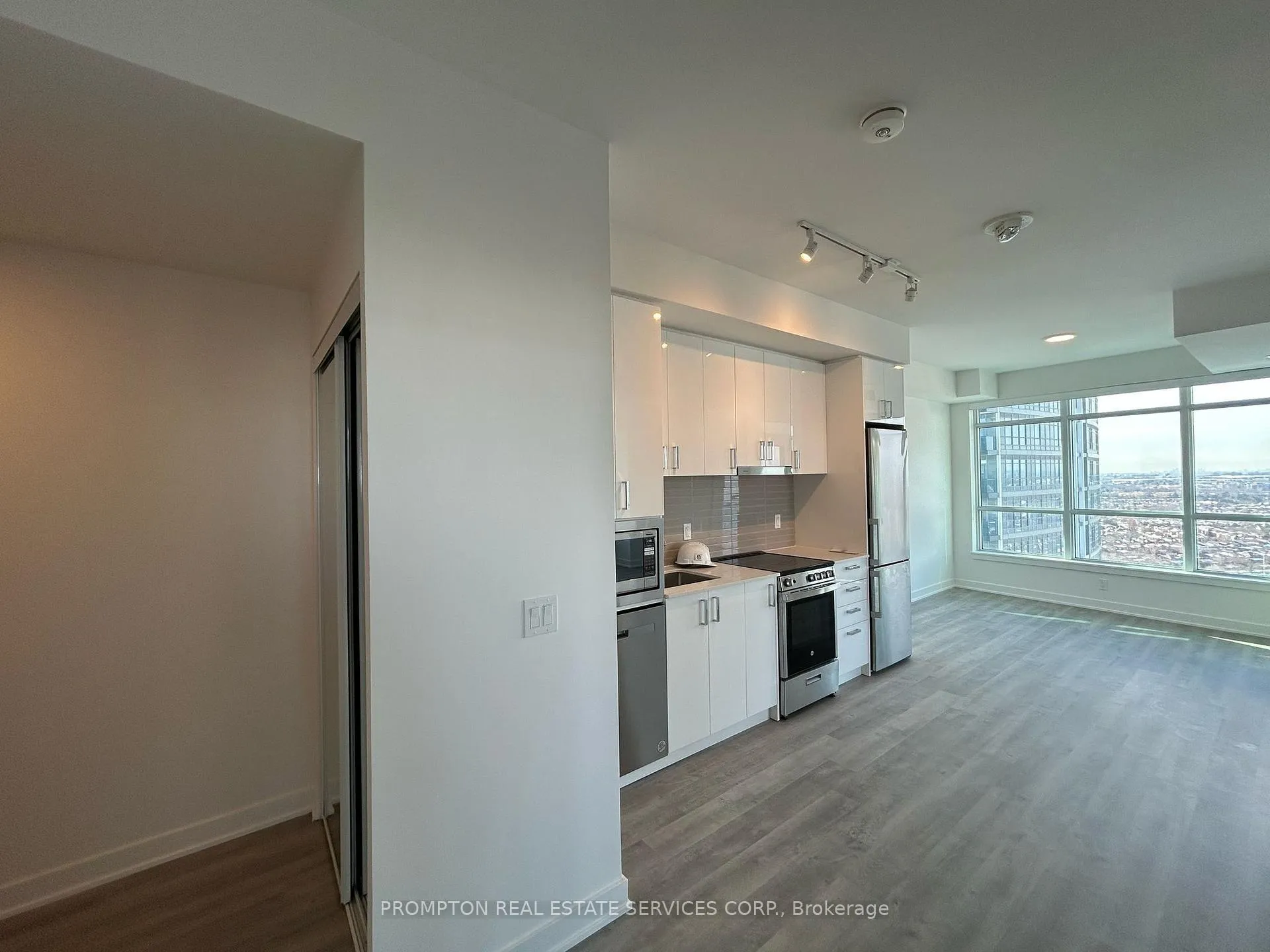 Photo 2 of Unit B-2005, 50 Upper Mall Way, Vaughan, Brownridge — HOMEH