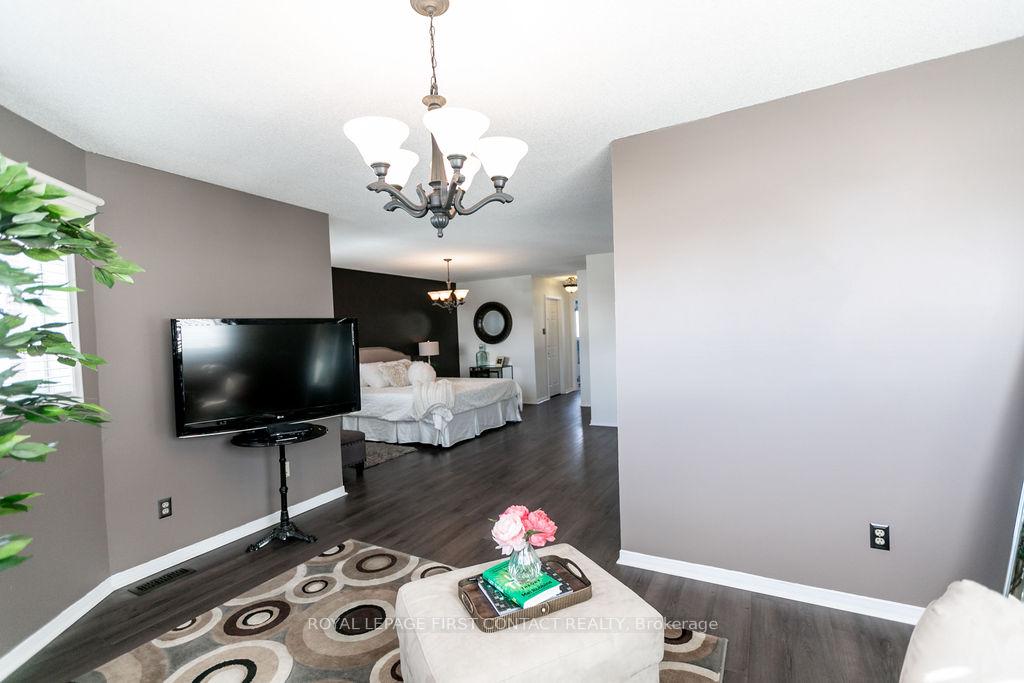 Photo 11 of 13 Irwin Drive, Barrie, Northwest — HOMEH