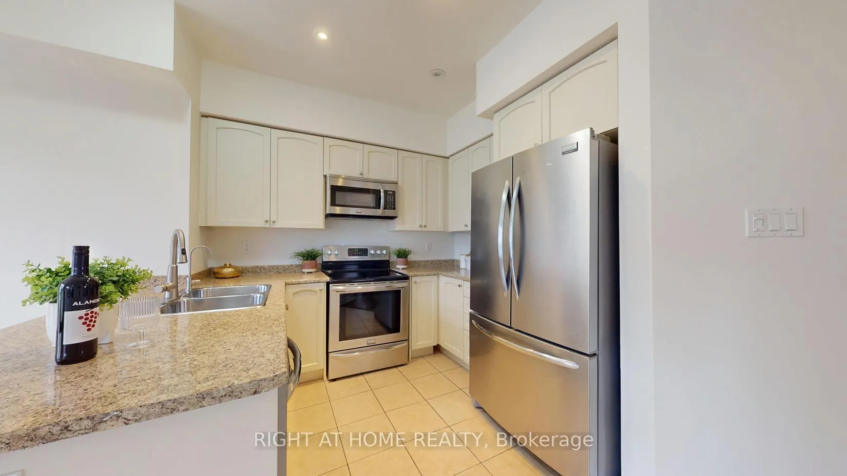 Photo 18 of 99 Grady Drive, Clarington, Newcastle — HOMEH