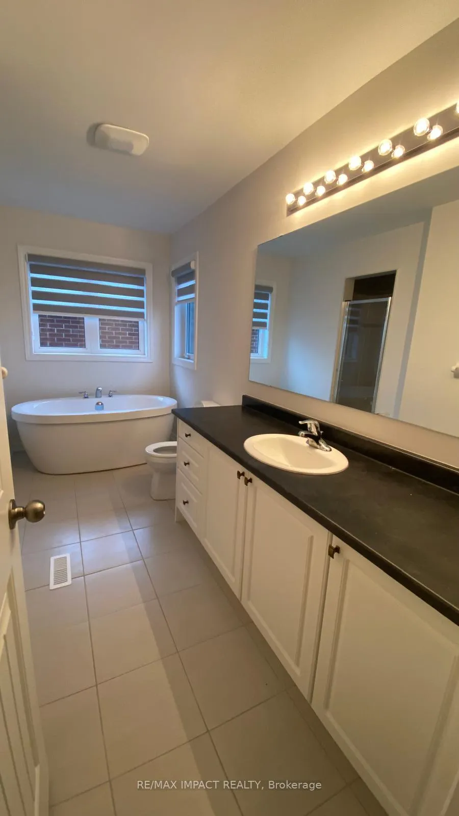 Photo 8 of 30 Jack Potts Way W, Clarington, Courtice — HOMEH