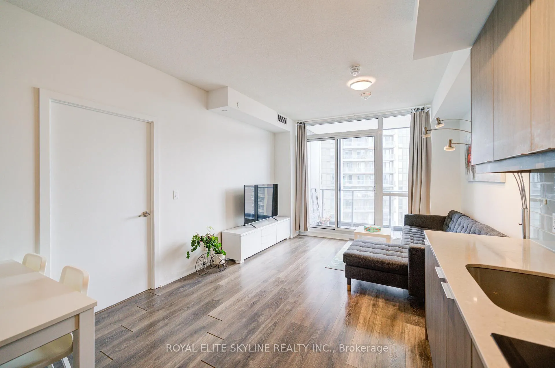 Photo 14 of Unit 810, 36 Forest Manor Road, North York, Henry Farm — HOMEH