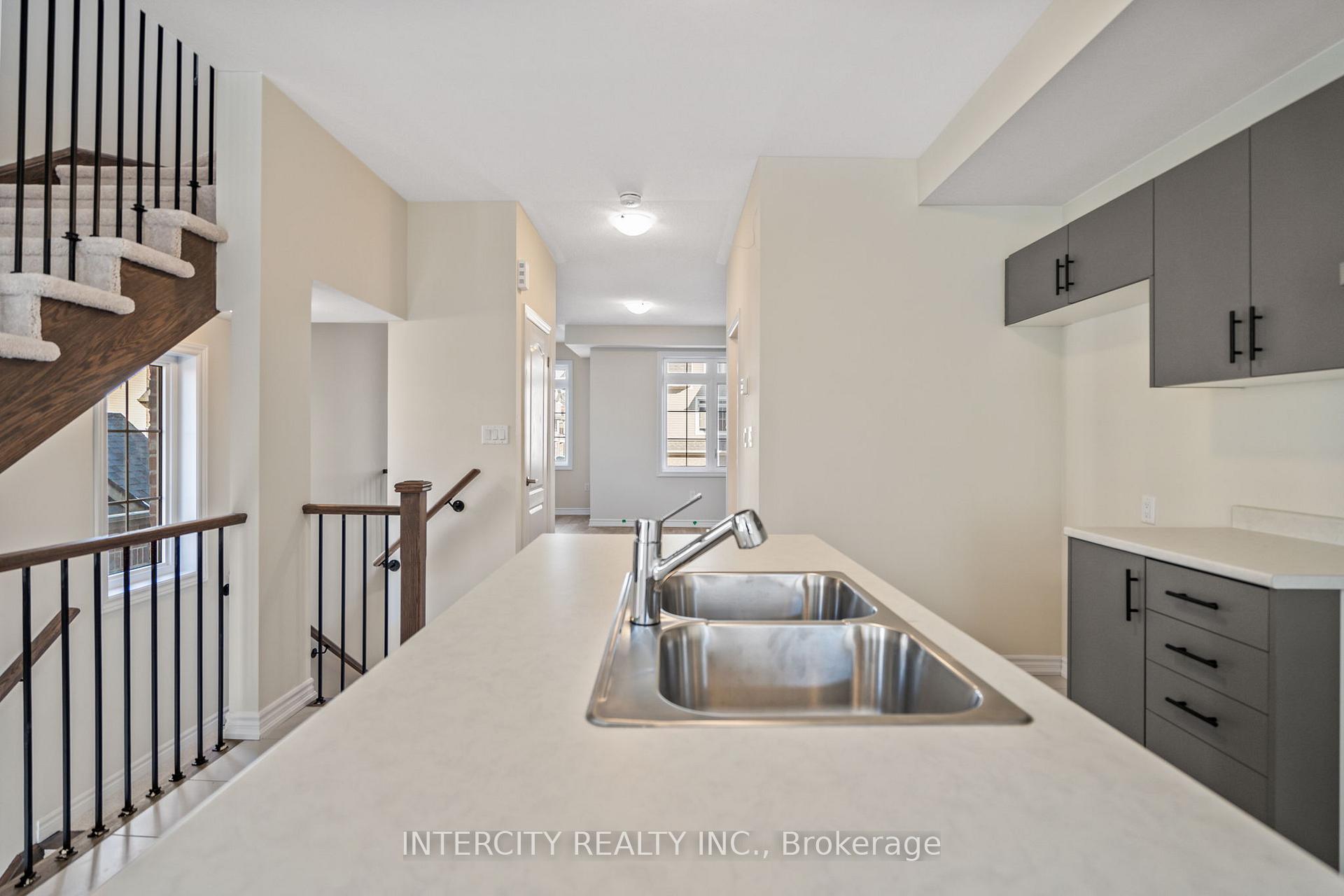 Photo 10 of 138 Senay Circle, Clarington, Courtice — HOMEH
