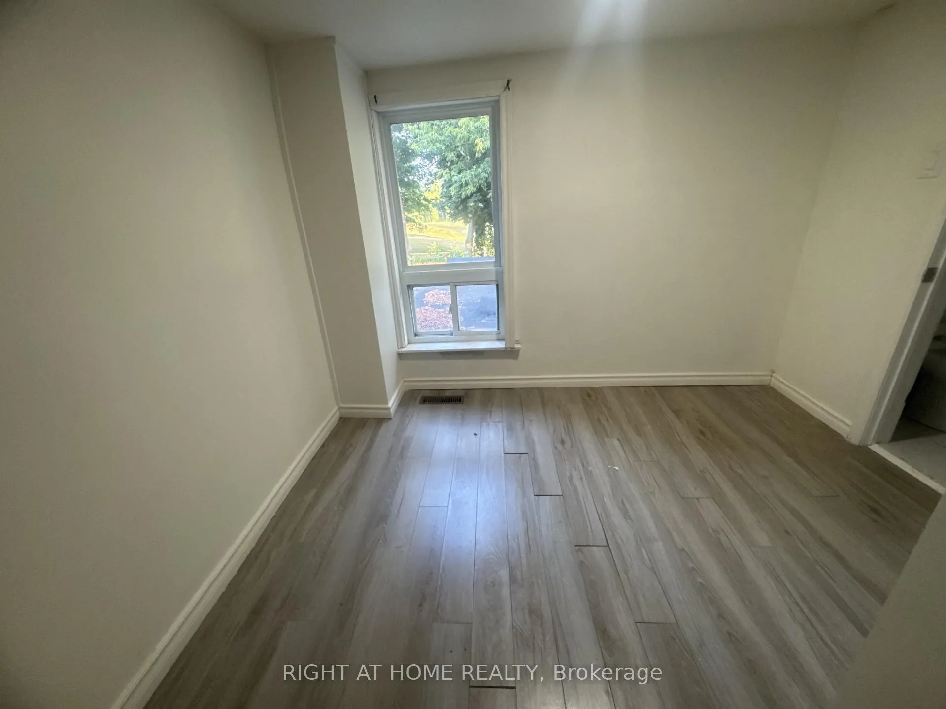 Photo 10 of 153 1/2 Olive Avenue, Oshawa, Central — HOMEH