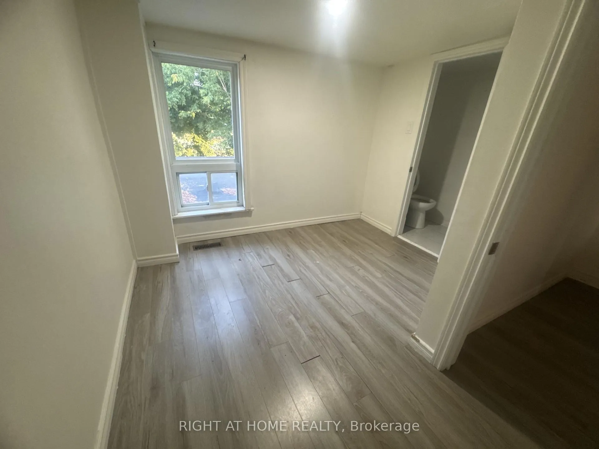 Photo 11 of 153 1/2 Olive Avenue, Oshawa, Central — HOMEH