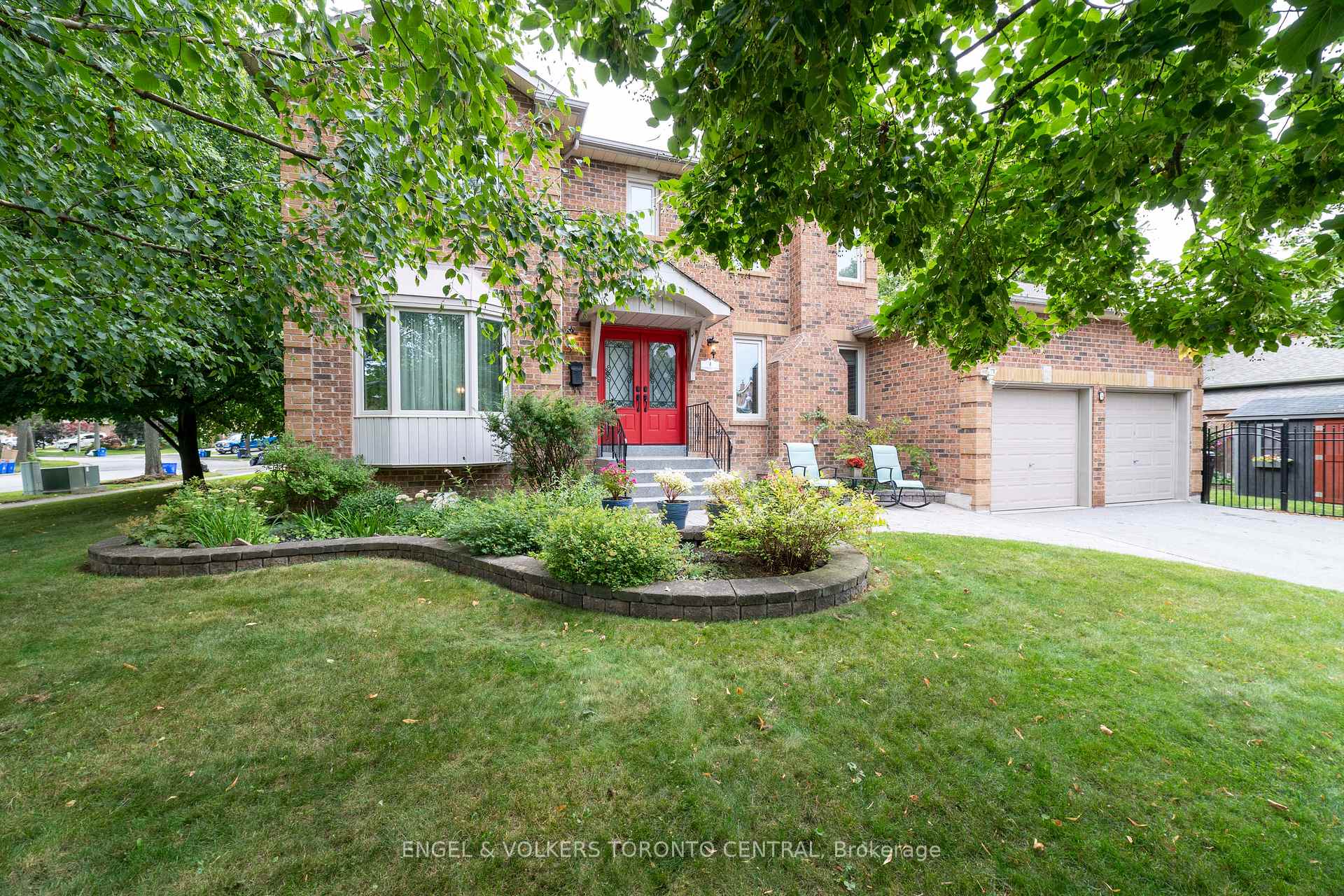Photo 2 of 4 Flazington Court, Ajax, South East — HOMEH