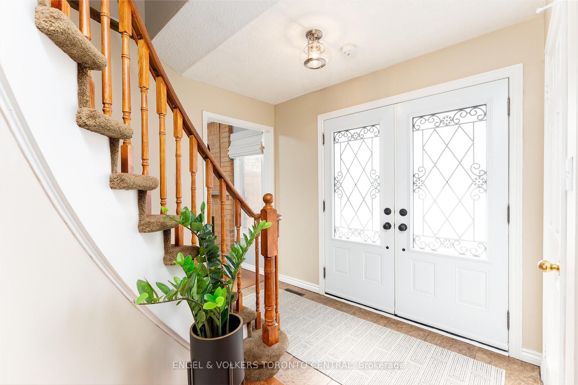 Photo 5 of 4 Flazington Court, Ajax, South East — HOMEH