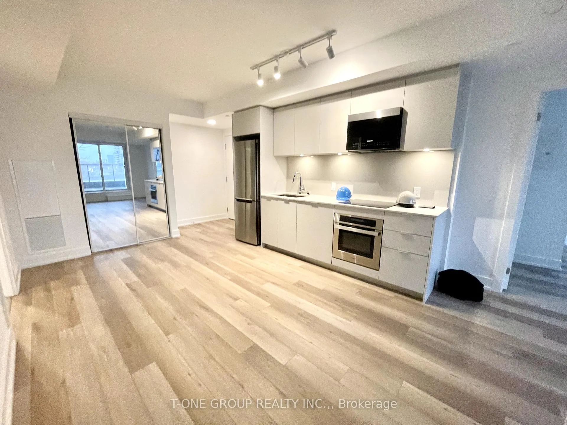 Photo 1 of Unit 318, 8 Cedarland Drive, Markham, Unionville — HOMEH