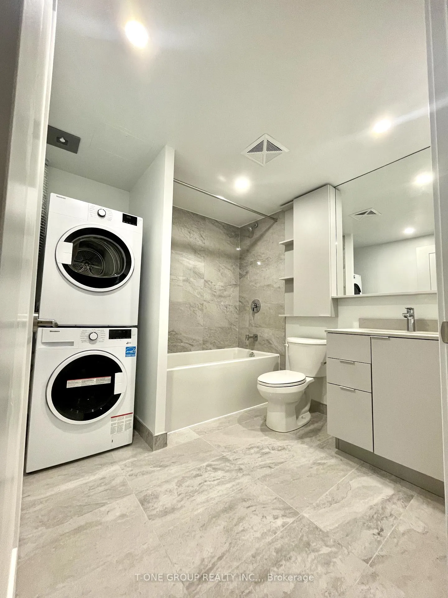 Photo 8 of Unit 318, 8 Cedarland Drive, Markham, Unionville — HOMEH