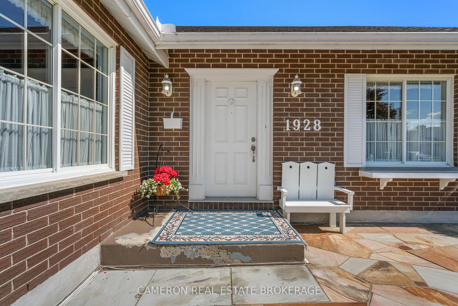 Photo 2 of 1928 Belvedere Crescent, Cornwall — HOMEH
