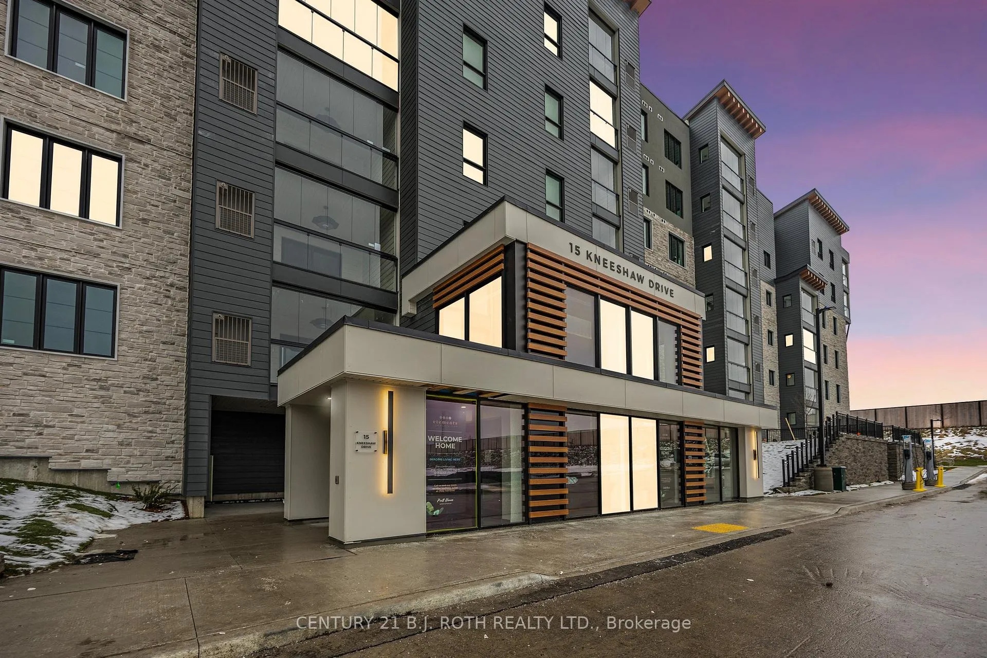 Front of Unit 613, 15 kneeshaw Drive