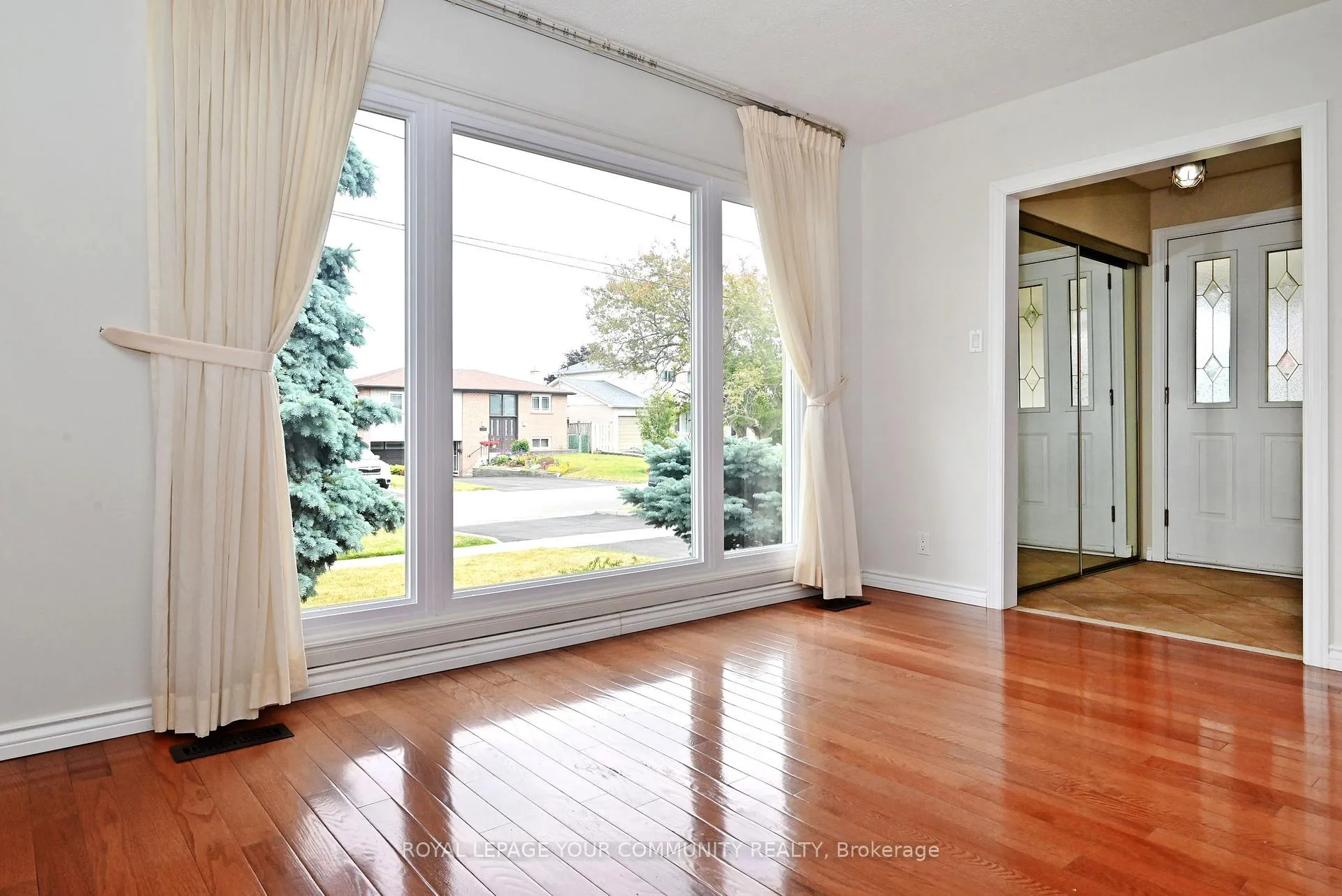 Photo 5 of 808 Batory Avenue, Pickering, West Shore — HOMEH