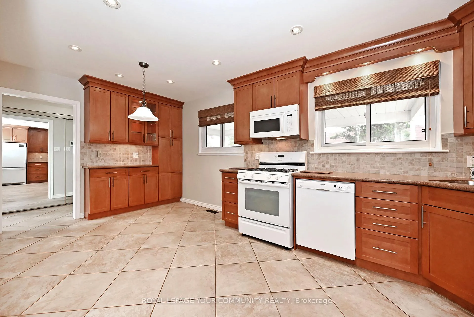 Photo 12 of 808 Batory Avenue, Pickering, West Shore — HOMEH