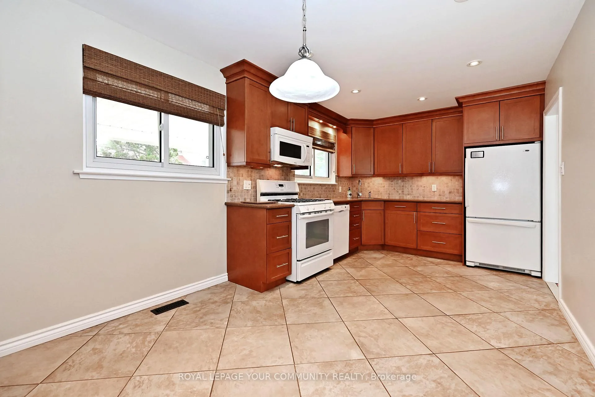 Photo 13 of 808 Batory Avenue, Pickering, West Shore — HOMEH