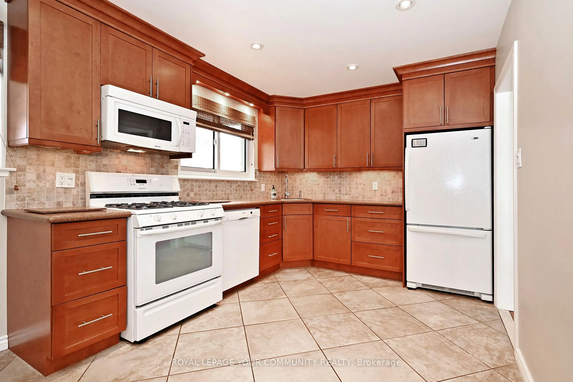 Photo 14 of 808 Batory Avenue, Pickering, West Shore — HOMEH