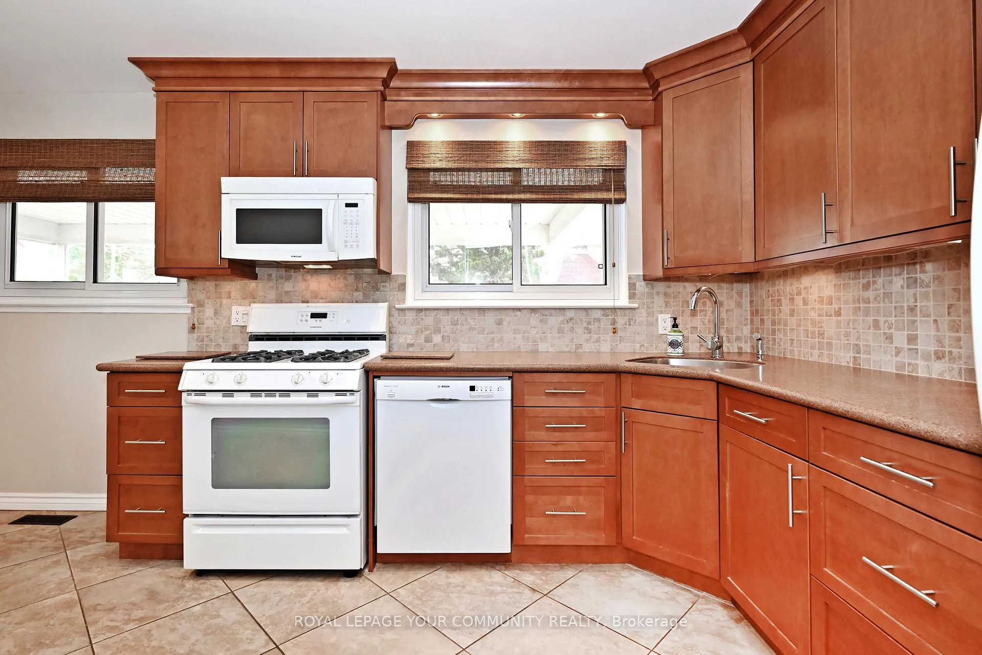 Photo 15 of 808 Batory Avenue, Pickering, West Shore — HOMEH