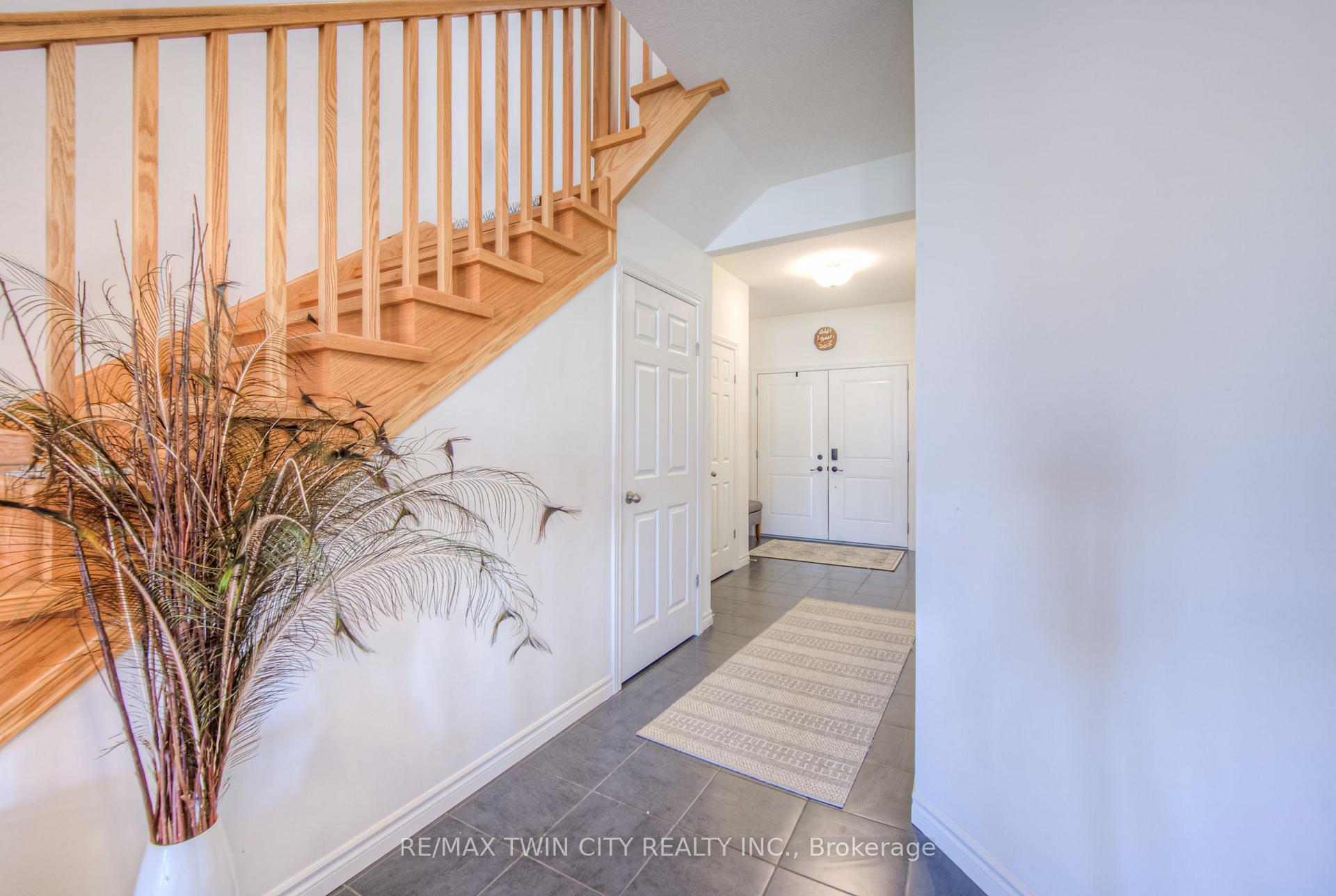 Photo 7 of 198 Savannah Ridge Drive, Brant, Paris — HOMEH