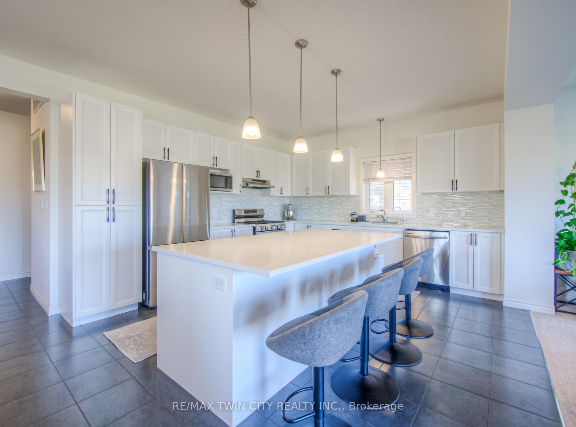 Photo 8 of 198 Savannah Ridge Drive, Brant, Paris — HOMEH