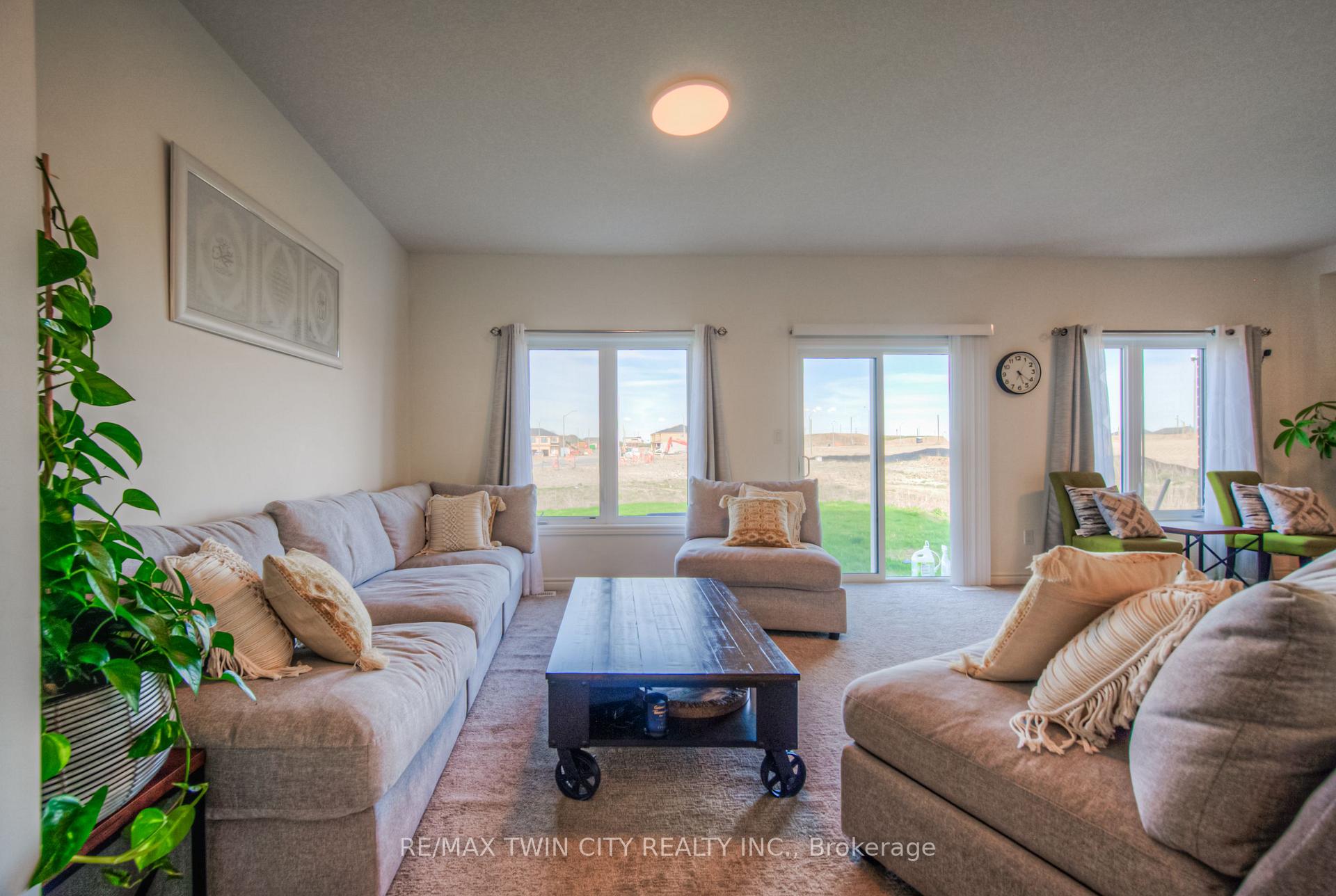 Photo 10 of 198 Savannah Ridge Drive, Brant, Paris — HOMEH