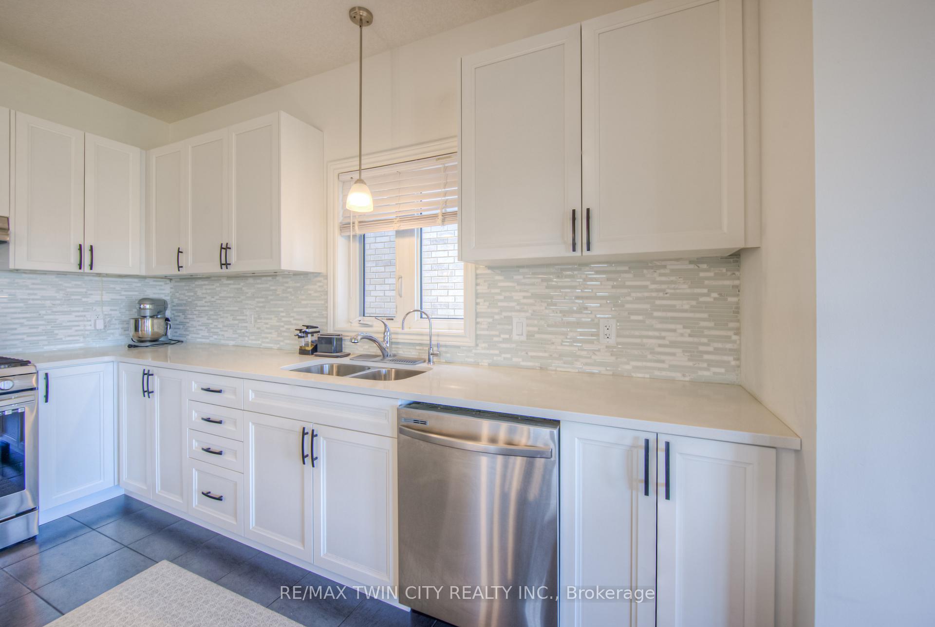 Photo 13 of 198 Savannah Ridge Drive, Brant, Paris — HOMEH