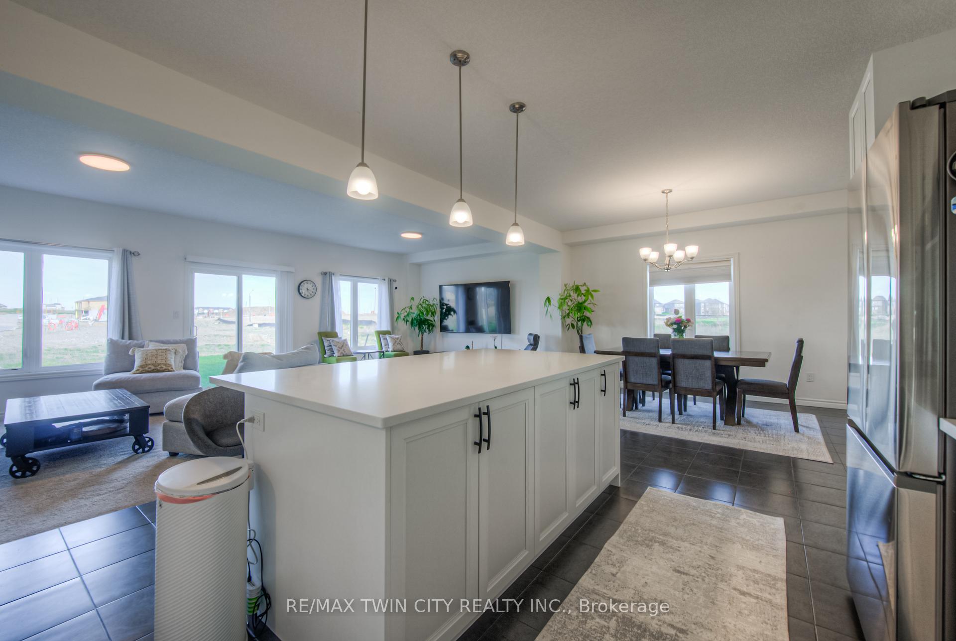 Photo 14 of 198 Savannah Ridge Drive, Brant, Paris — HOMEH