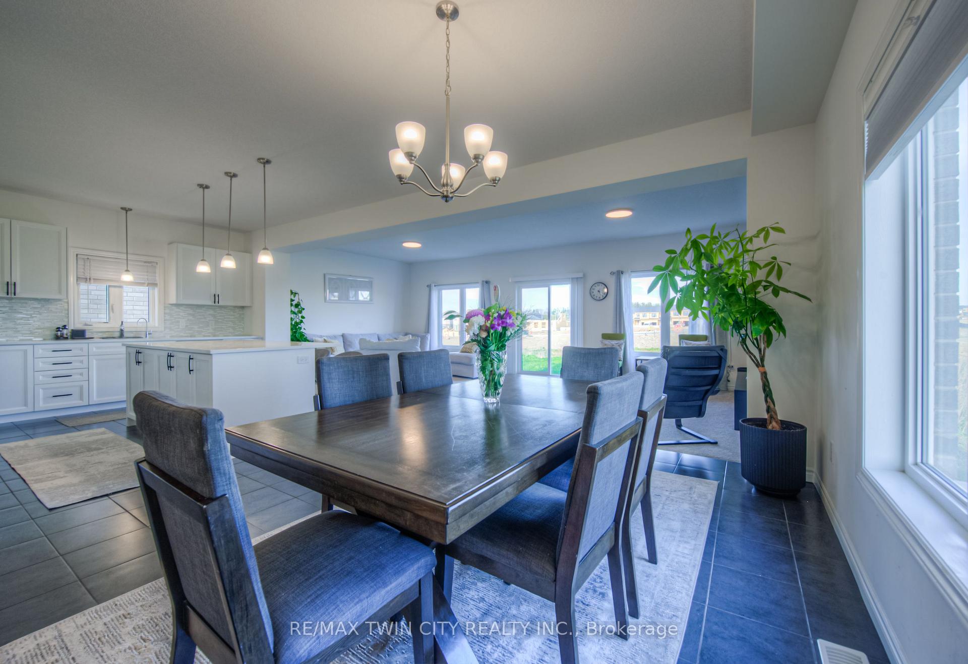 Photo 15 of 198 Savannah Ridge Drive, Brant, Paris — HOMEH