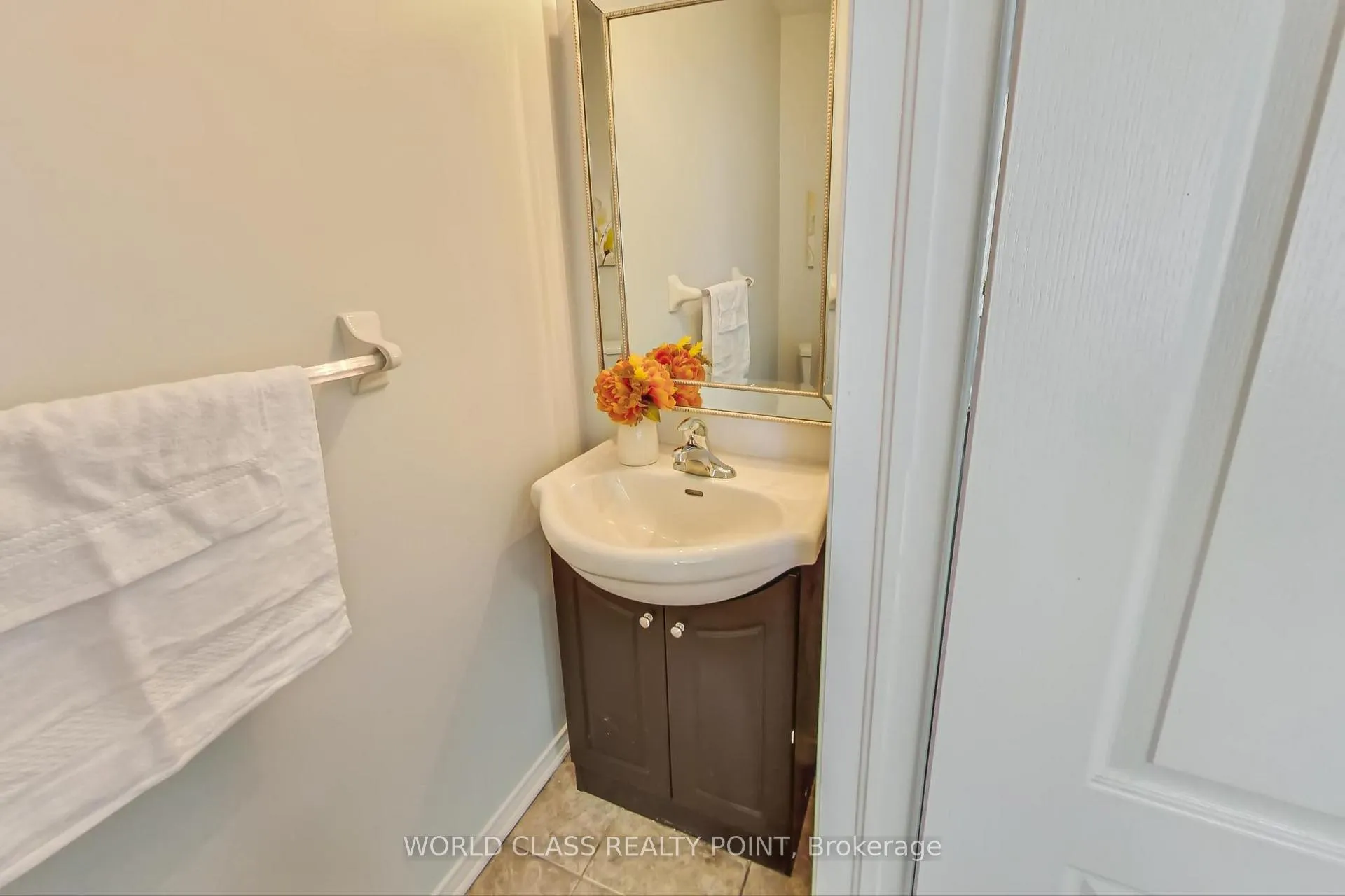 Photo 10 of 28 Marriner Crescent, Ajax, Northeast Ajax — HOMEH