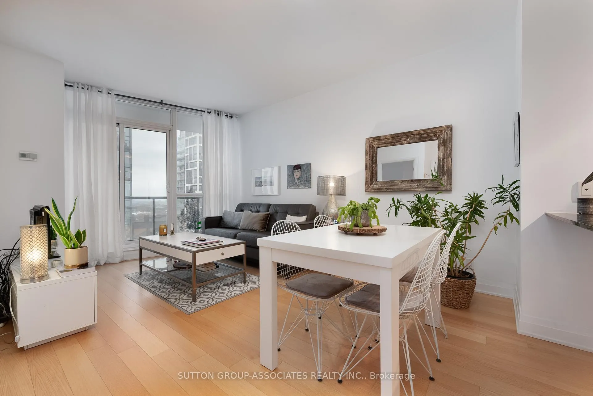 Front of Unit 1406, 530 St Clair Avenue W