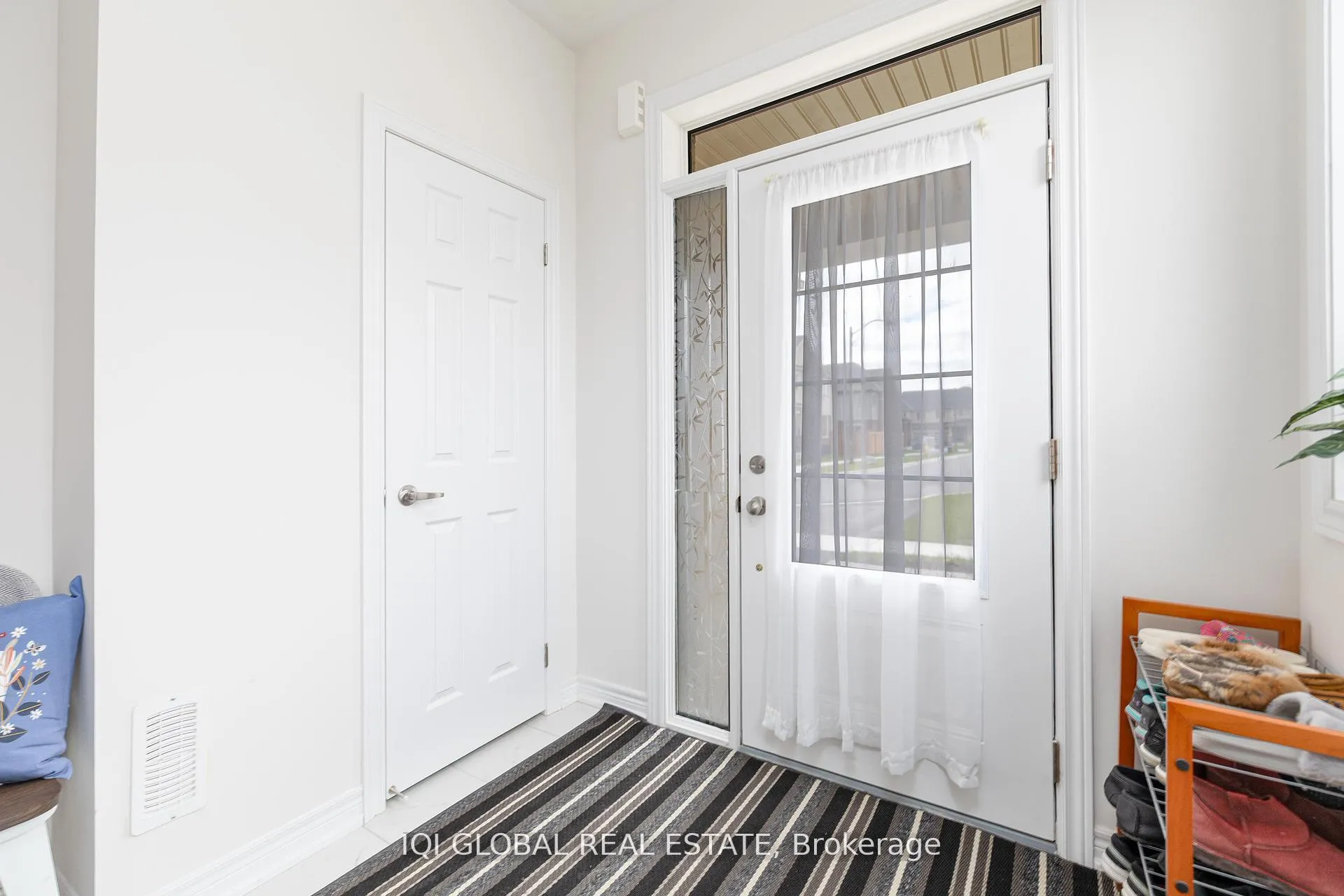 Photo 5 of 99 Air Dancer Crescent, Oshawa, Windfields — HOMEH