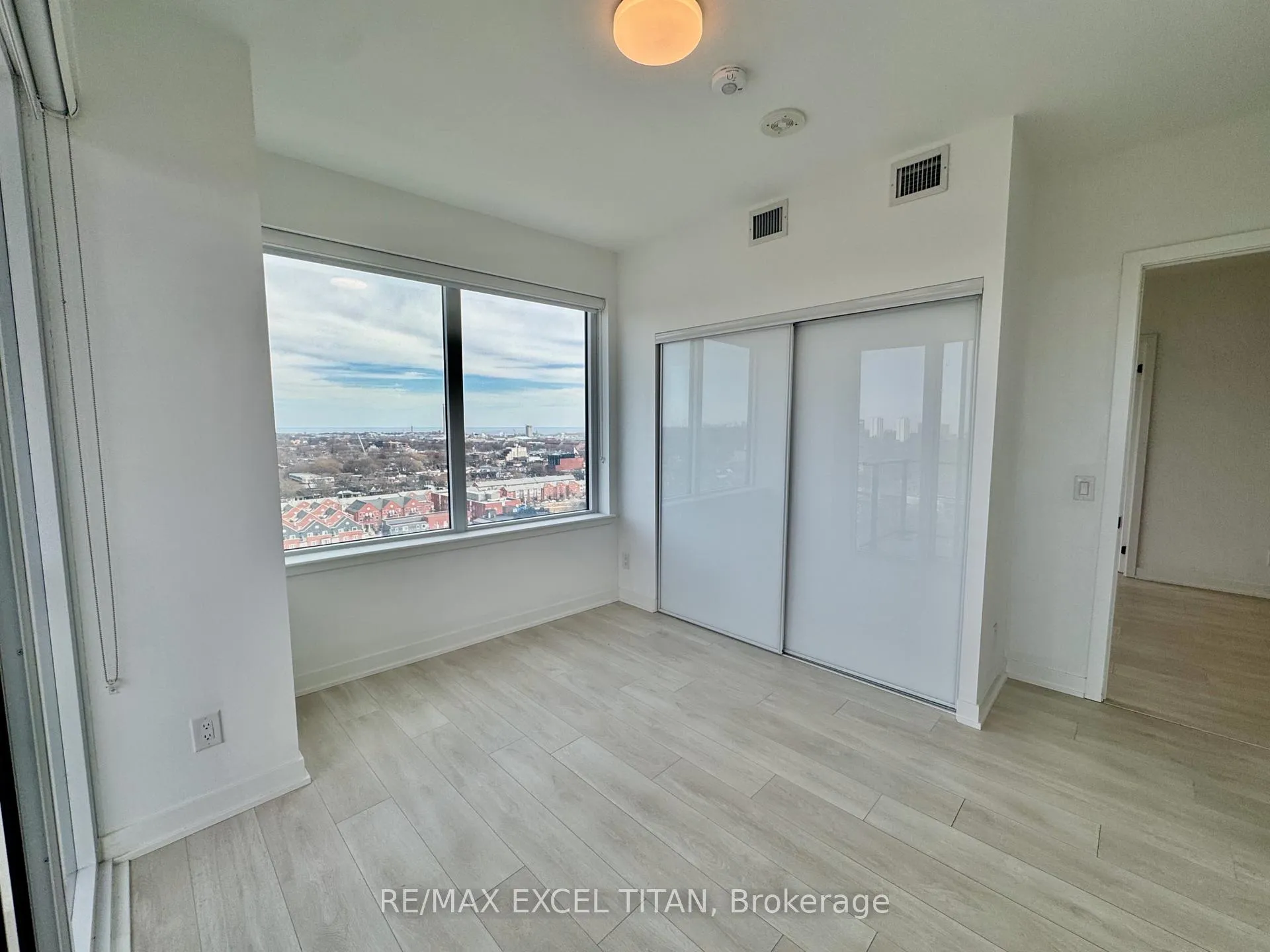 Photo 8 of Unit 1612, 5 Defries Street, Toronto, Regent Park — HOMEH