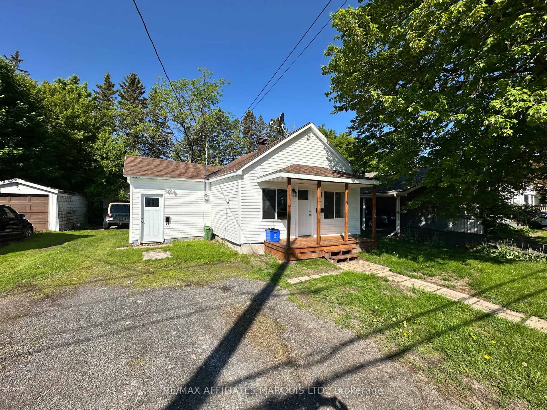 Photo 2 of 1128 Ontario Street, Cornwall — HOMEH