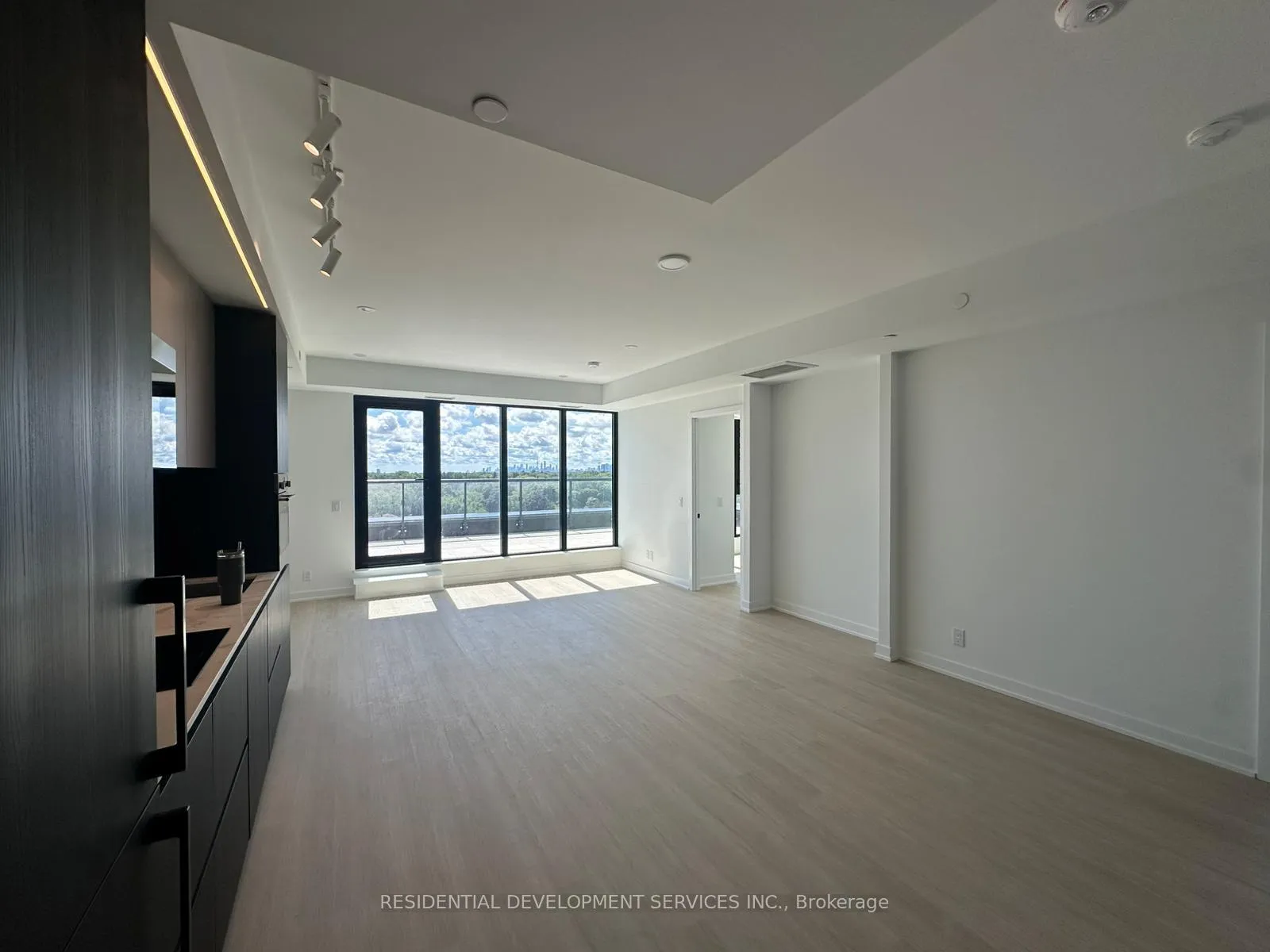 Photo 2 of Unit 905, 699 Sheppard Avenue E, North York, Bayview Village — HOMEH