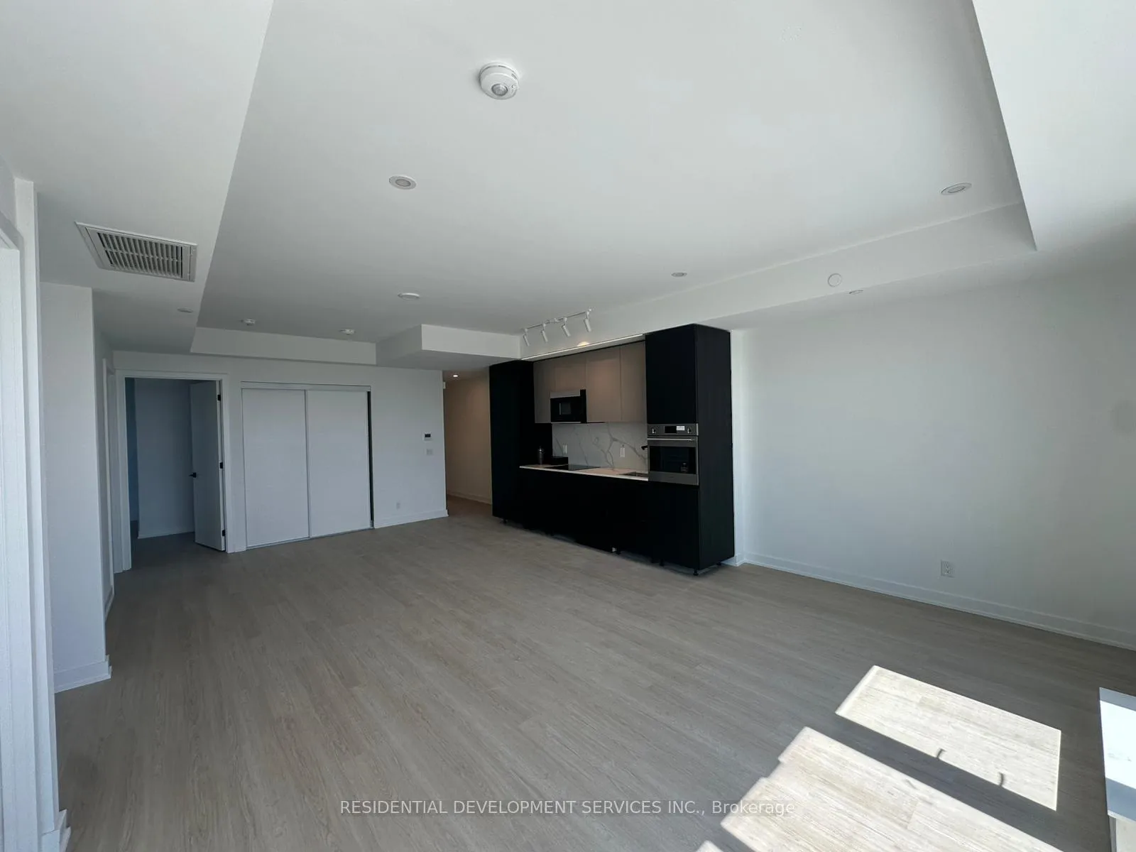 Photo 3 of Unit 905, 699 Sheppard Avenue E, North York, Bayview Village — HOMEH