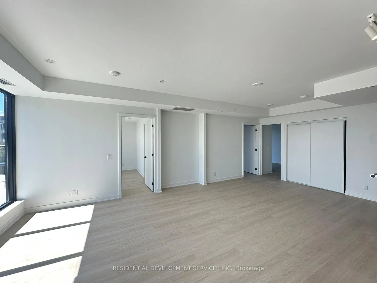 Photo 4 of Unit 905, 699 Sheppard Avenue E, North York, Bayview Village — HOMEH