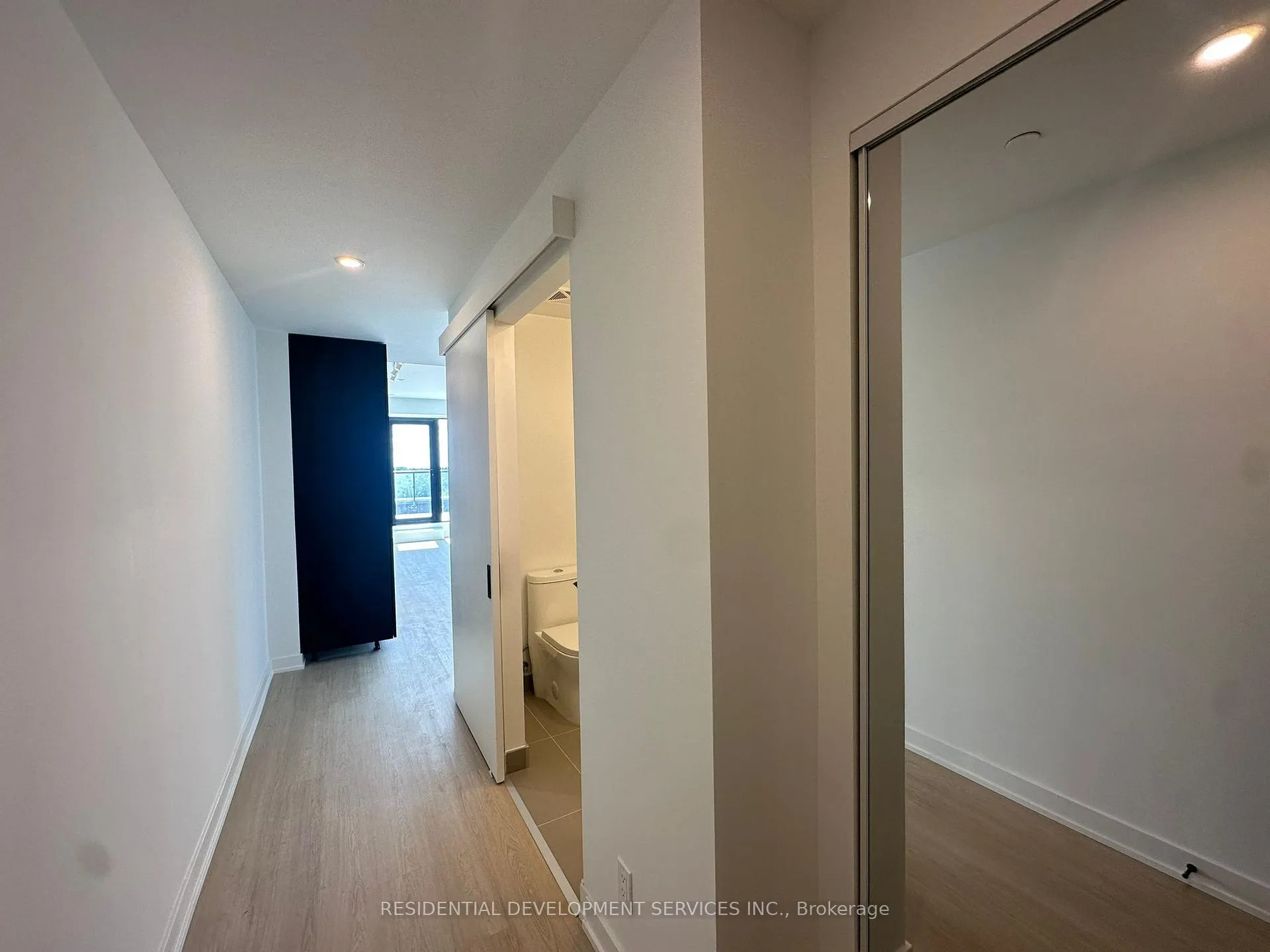 Photo 5 of Unit 905, 699 Sheppard Avenue E, North York, Bayview Village — HOMEH