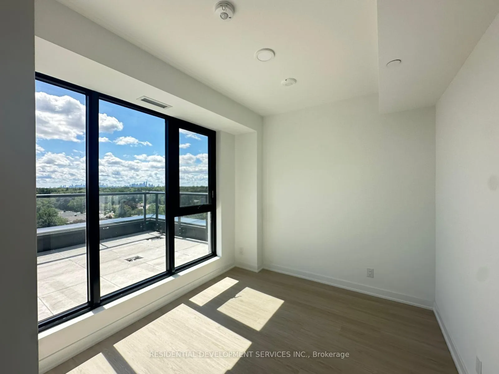 Photo 6 of Unit 905, 699 Sheppard Avenue E, North York, Bayview Village — HOMEH