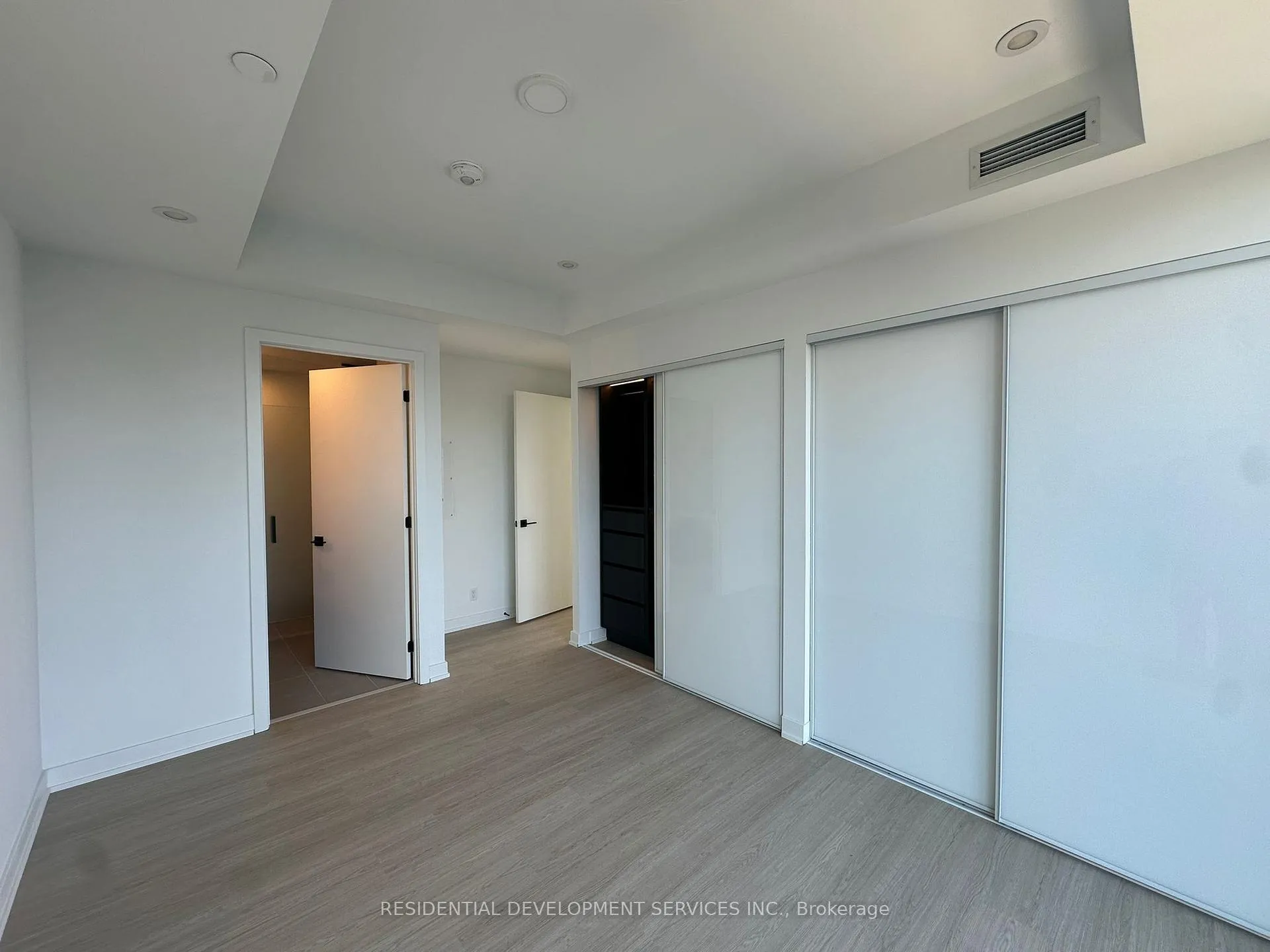 Photo 7 of Unit 905, 699 Sheppard Avenue E, North York, Bayview Village — HOMEH