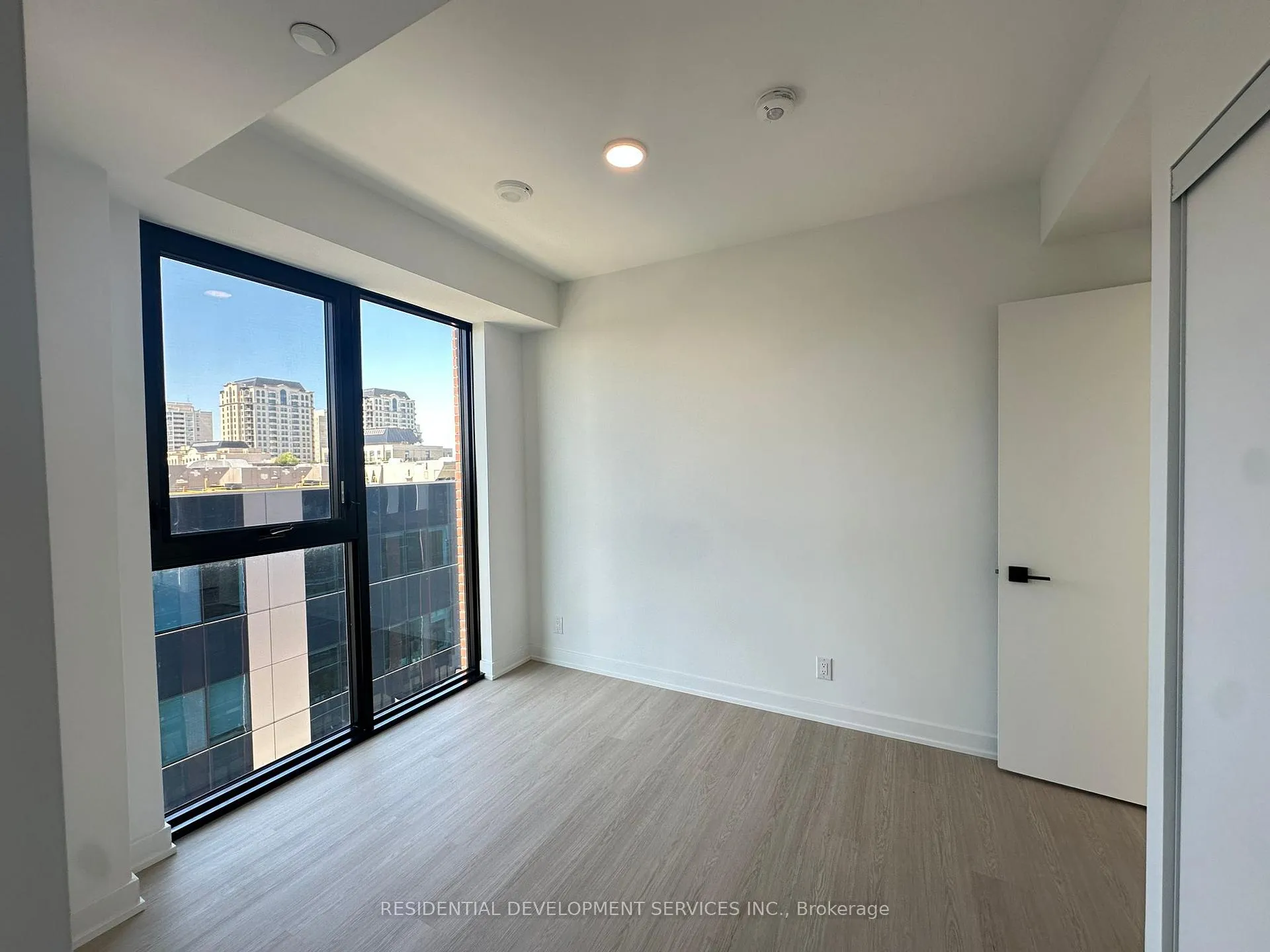 Photo 8 of Unit 905, 699 Sheppard Avenue E, North York, Bayview Village — HOMEH