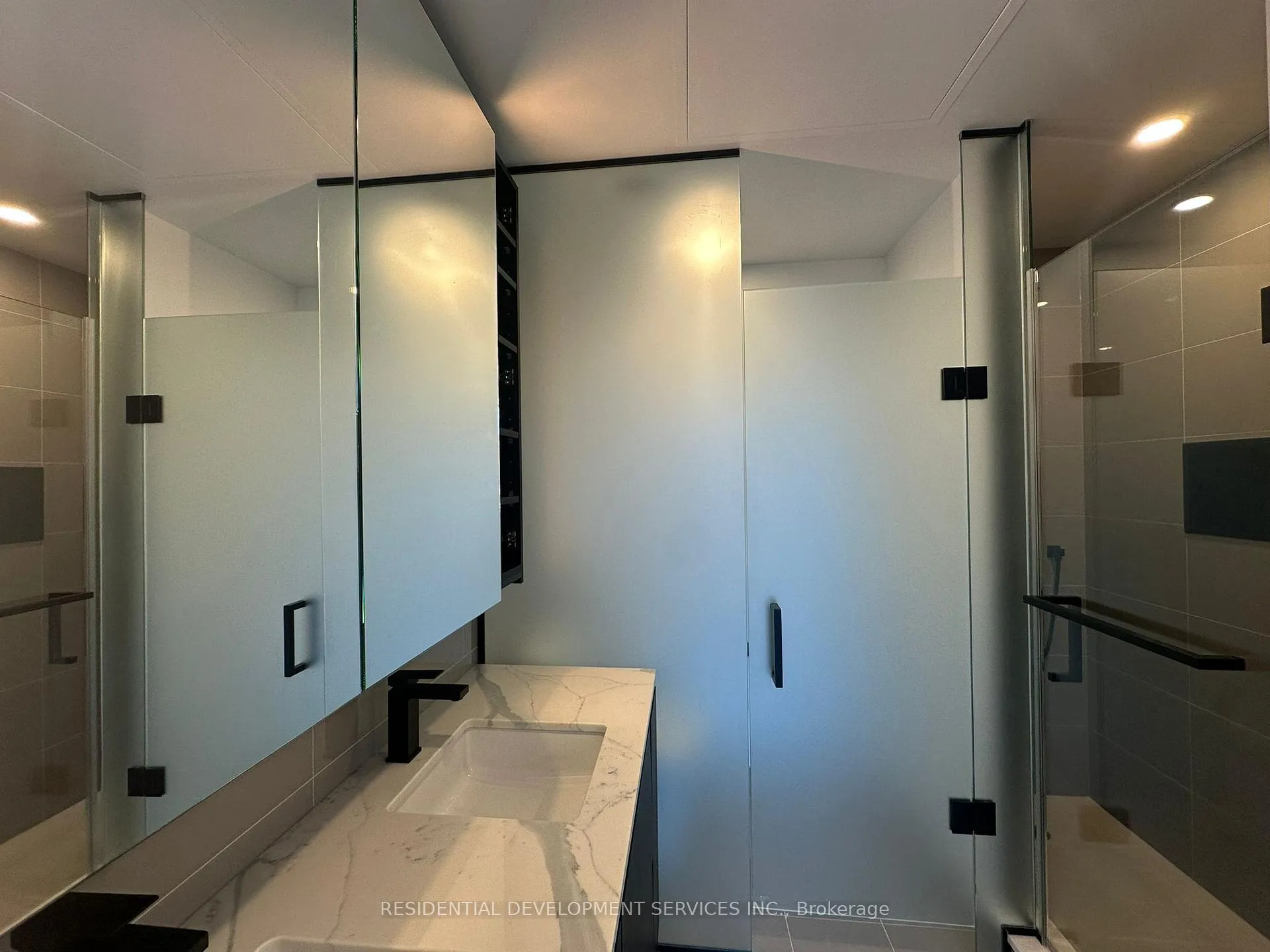 Photo 10 of Unit 905, 699 Sheppard Avenue E, North York, Bayview Village — HOMEH