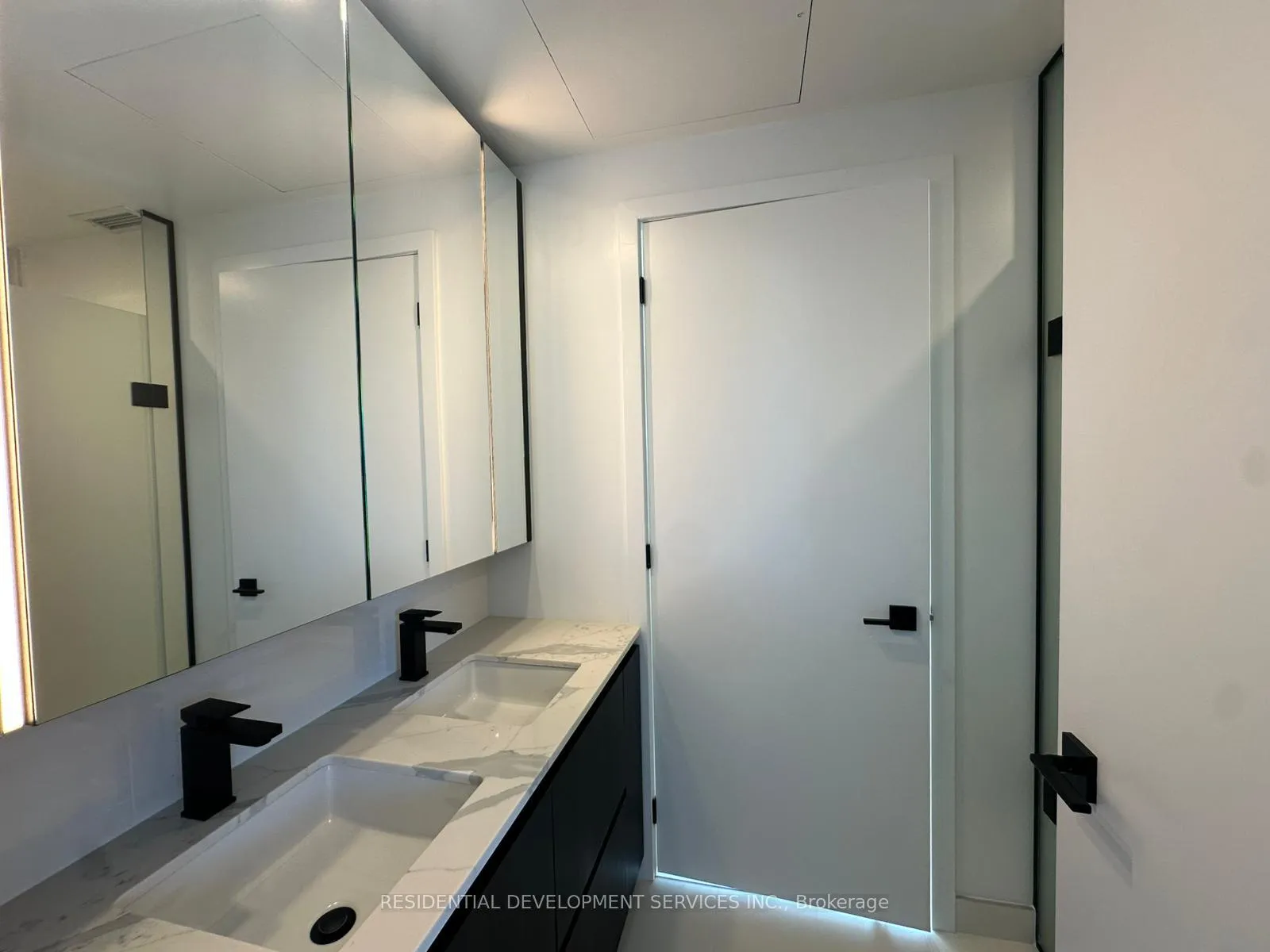 Photo 11 of Unit 905, 699 Sheppard Avenue E, North York, Bayview Village — HOMEH