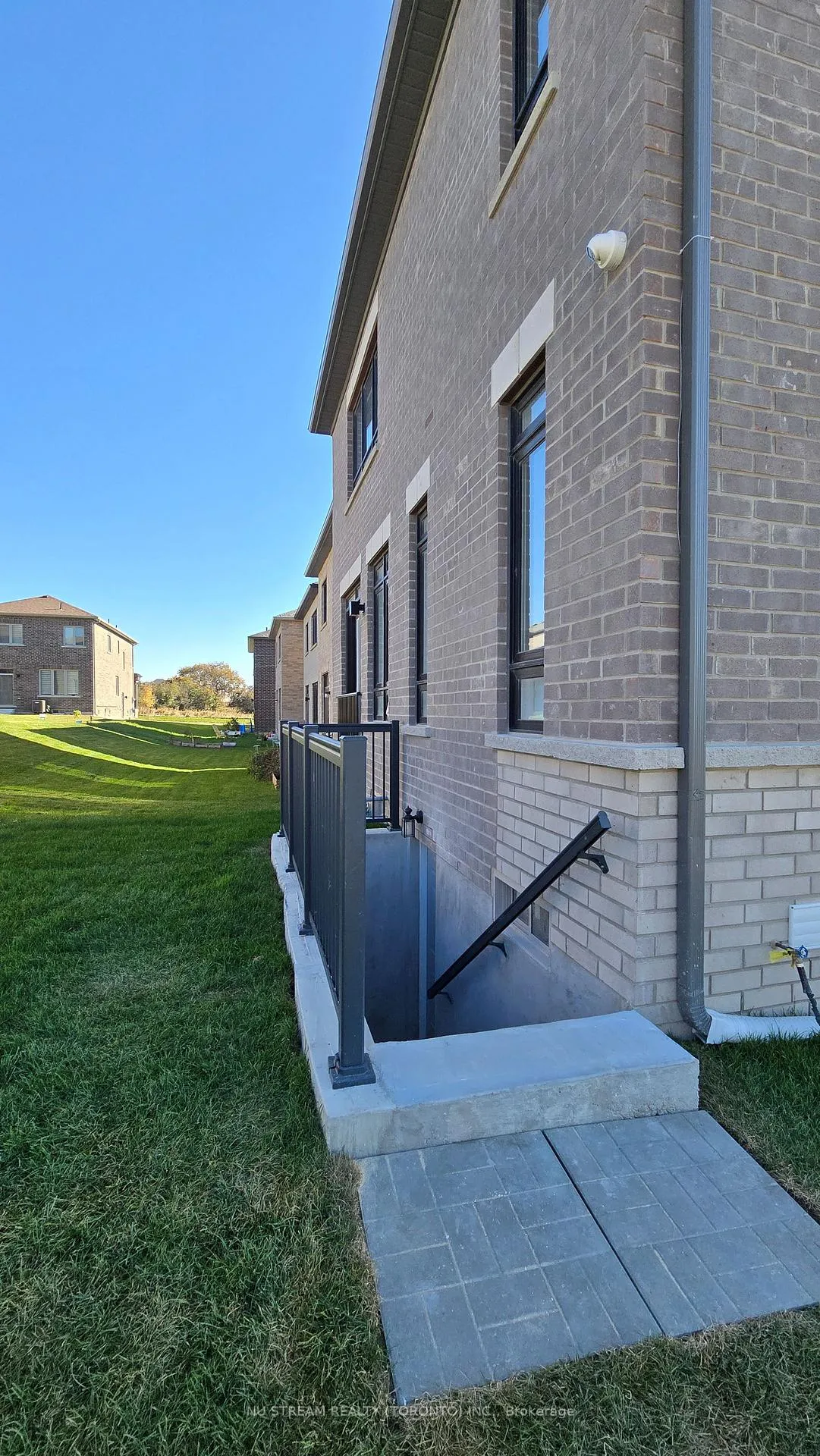 Photo 3 of 1260 Klondike Drive, Oshawa, Kedron — HOMEH