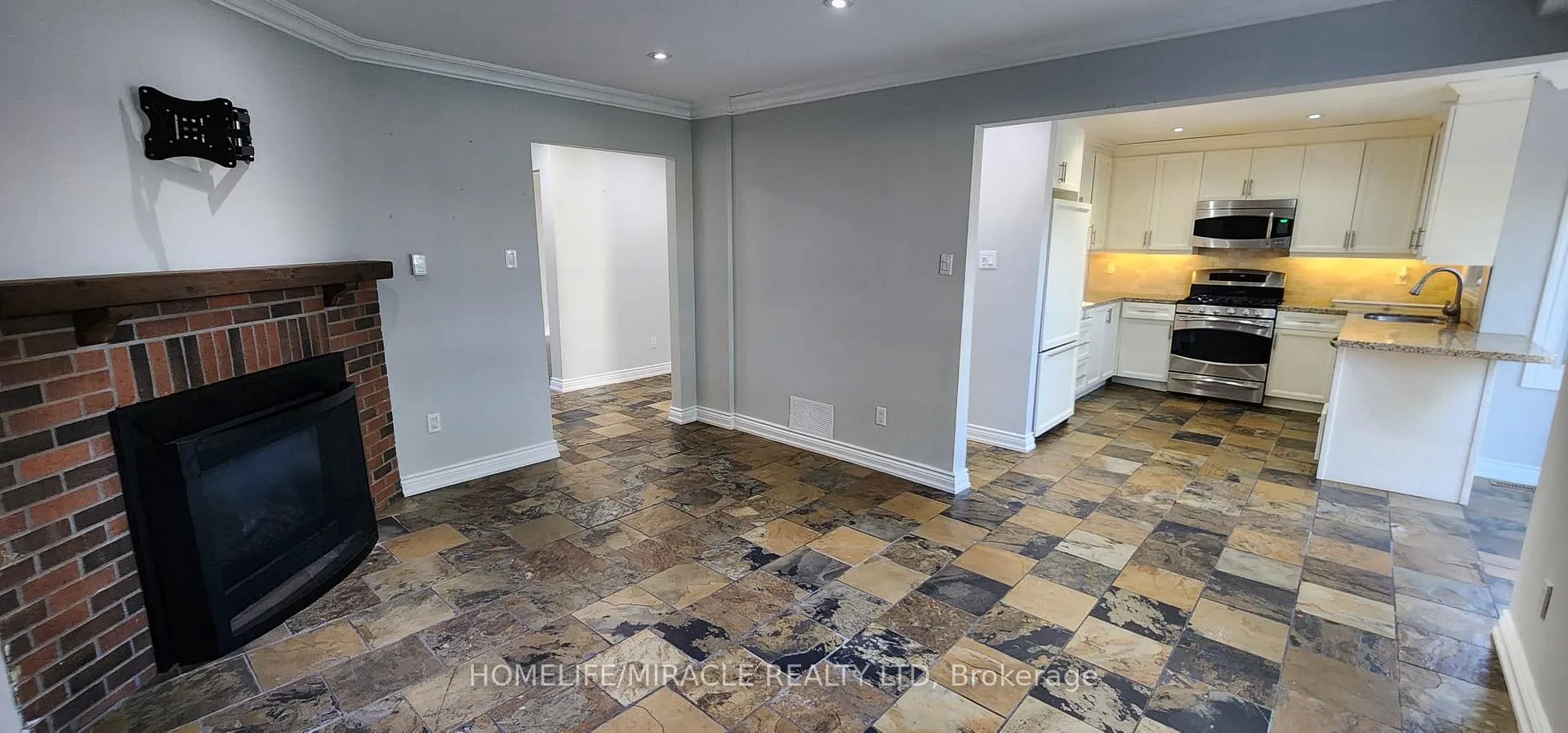 Photo 4 of 264 Wright Crescent, Ajax, Central — HOMEH