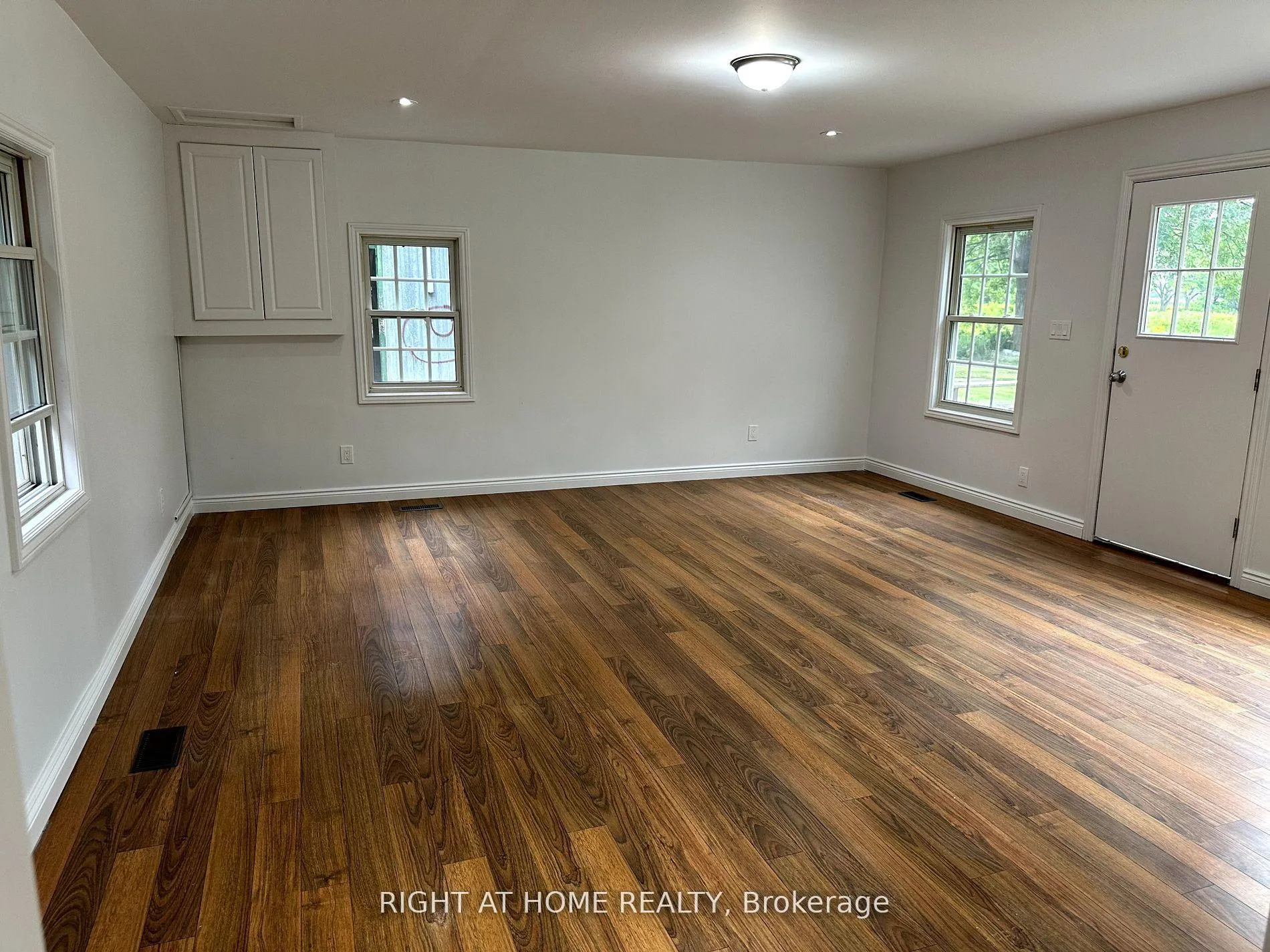 Photo 4 of 3347 Liberty Street N, Clarington, Bowmanville — HOMEH