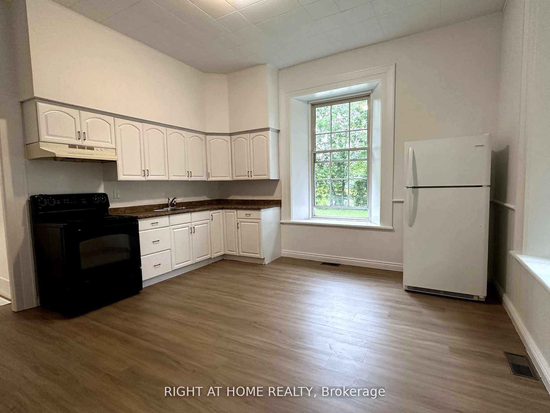 Photo 7 of 3347 Liberty Street N, Clarington, Bowmanville — HOMEH