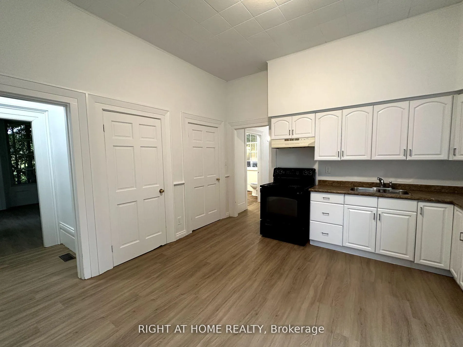 Photo 9 of 3347 Liberty Street N, Clarington, Bowmanville — HOMEH