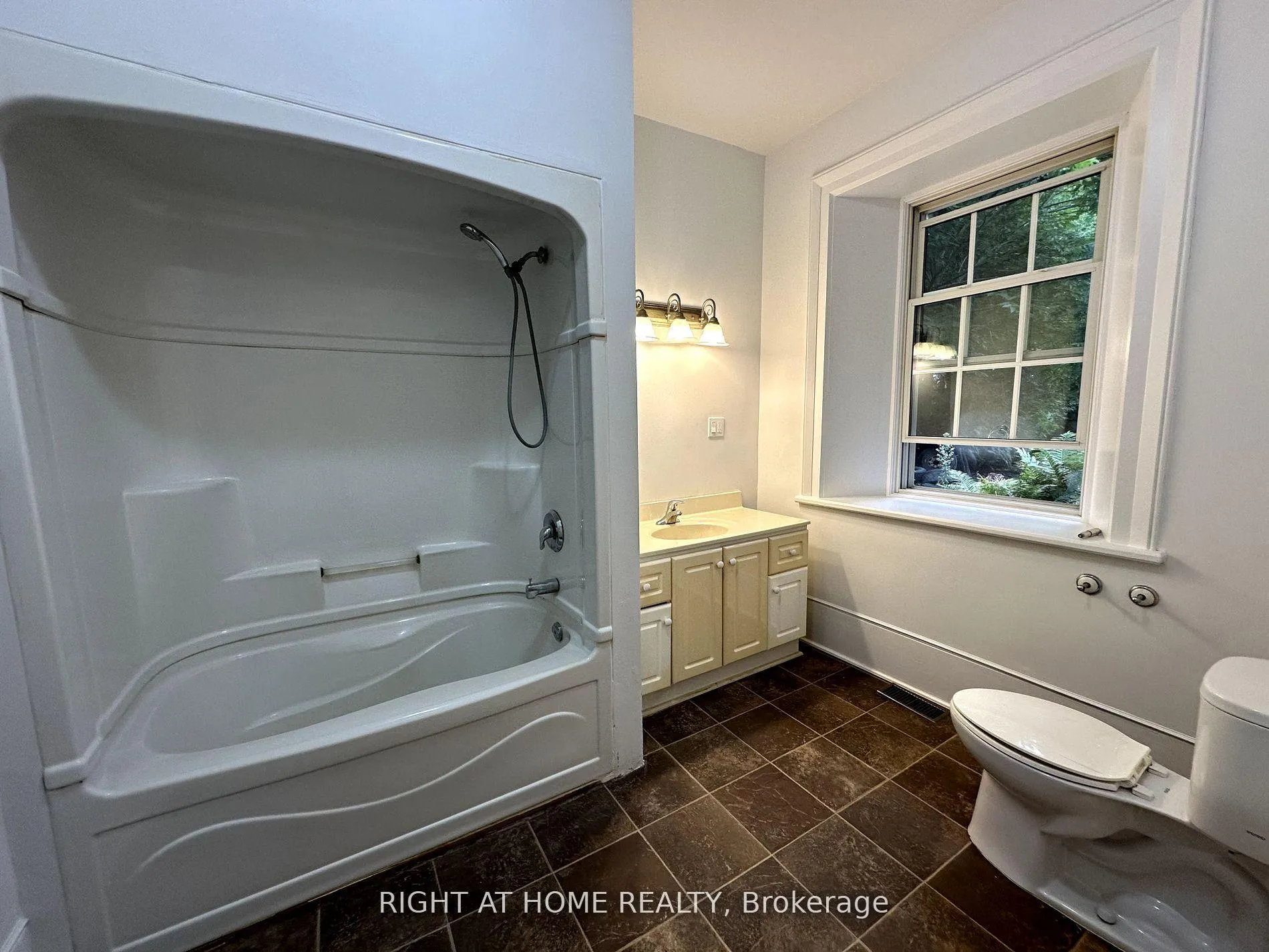 Photo 13 of 3347 Liberty Street N, Clarington, Bowmanville — HOMEH