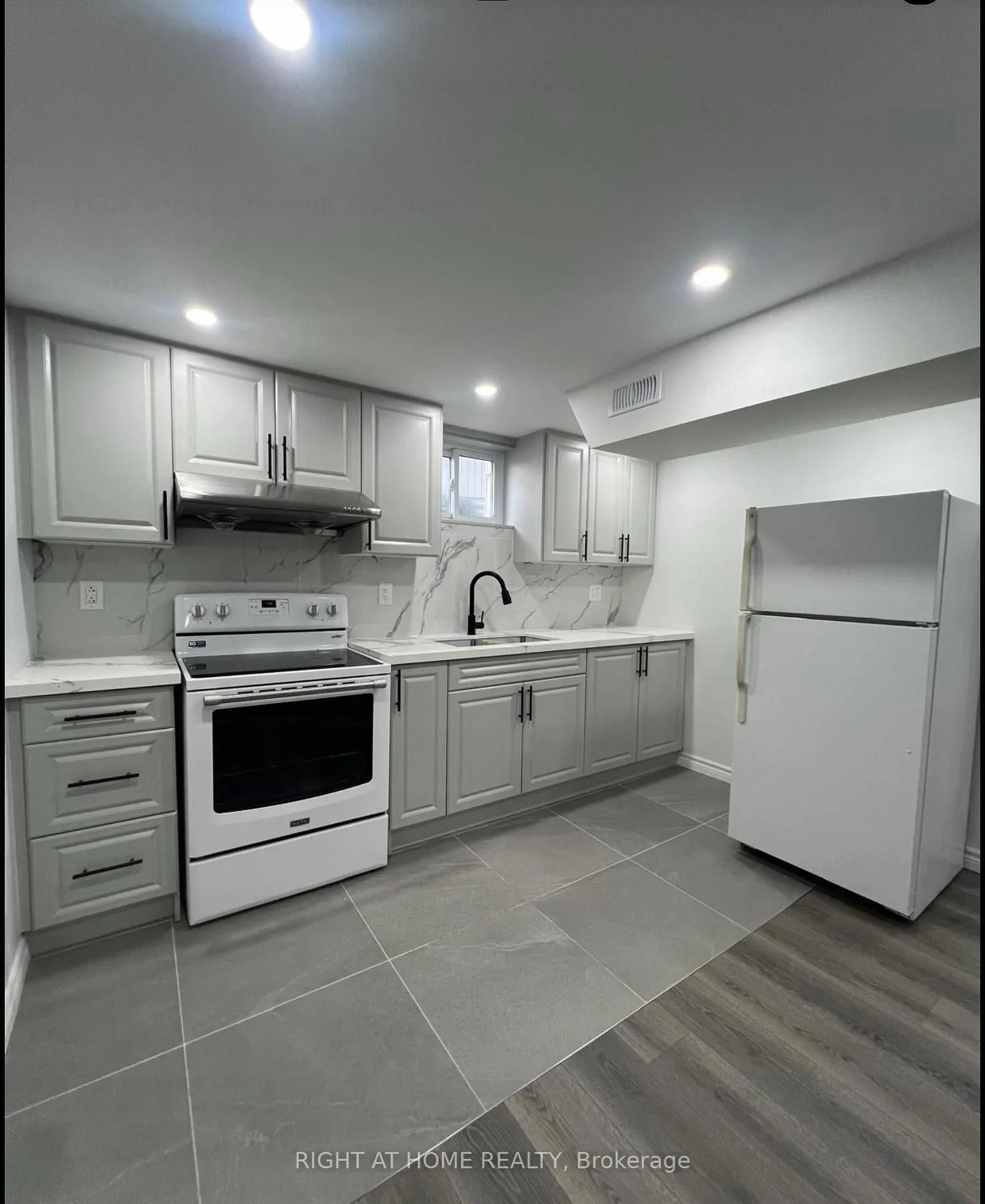 Photo 3 of 633 Gibbons Street E, Oshawa, McLaughlin — HOMEH