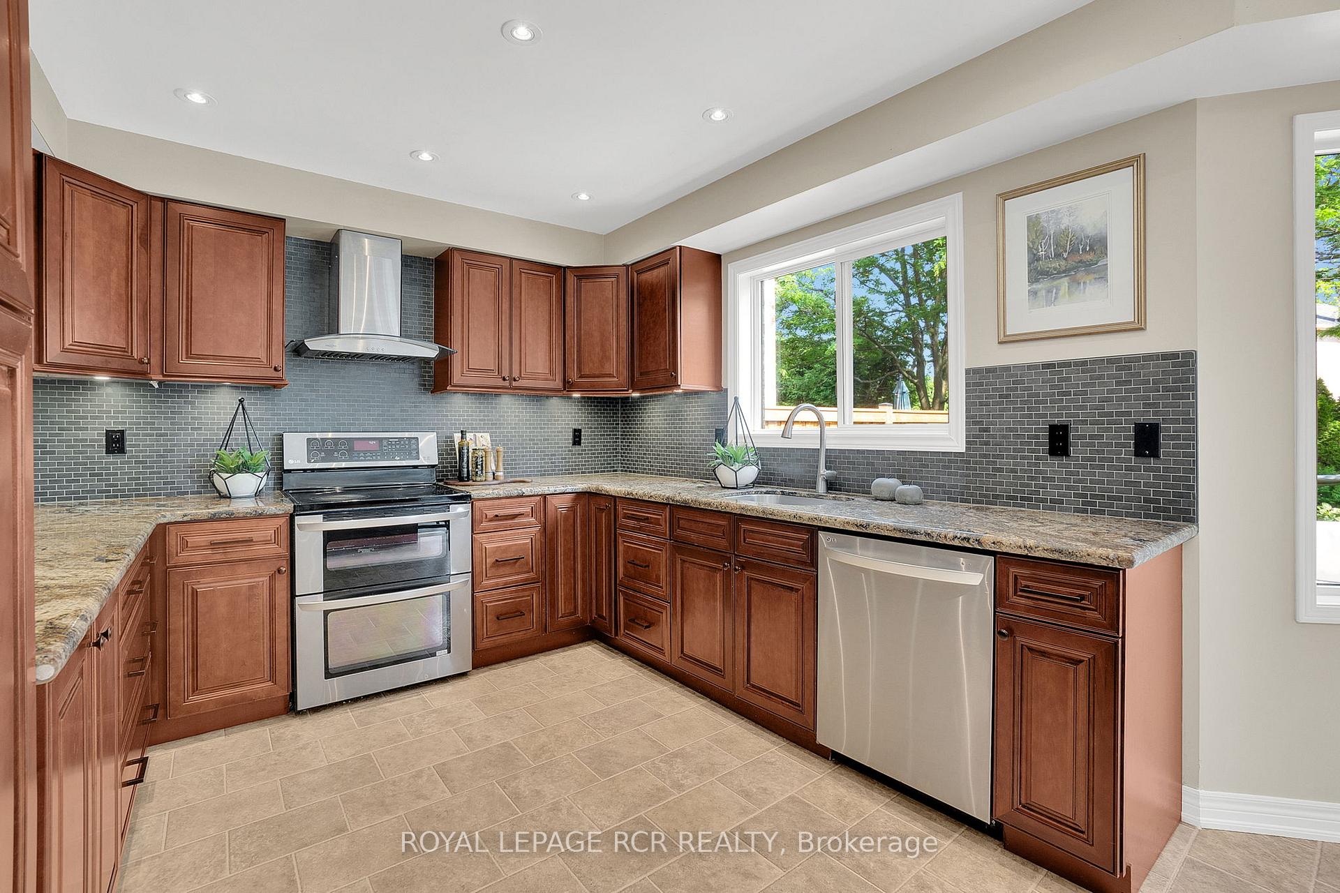 Photo 13 of 9 Schaefer Place, Caledon, Bolton North — HOMEH